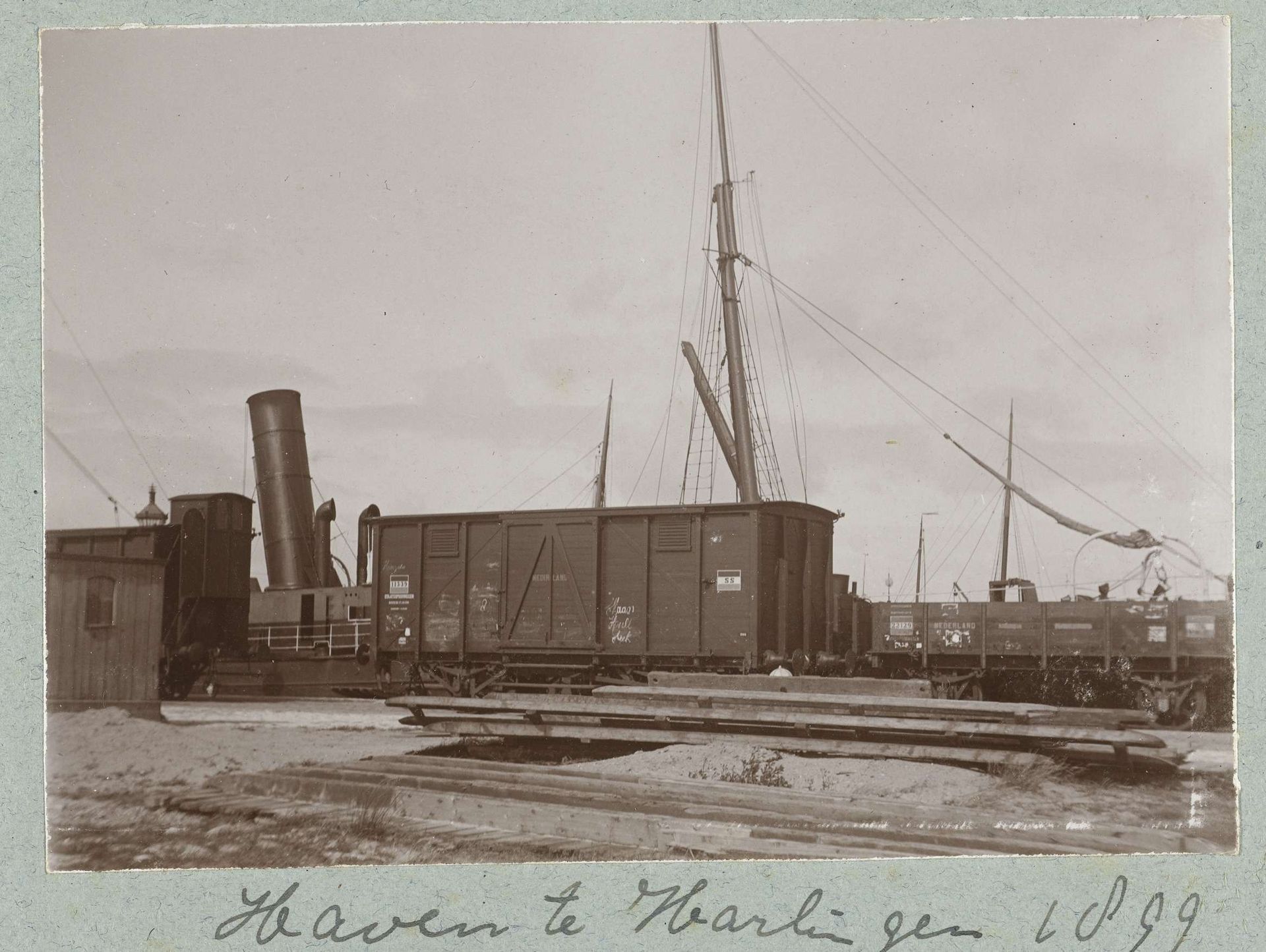 Treinwagon in haven by Frits Freerks Fontein Fz.