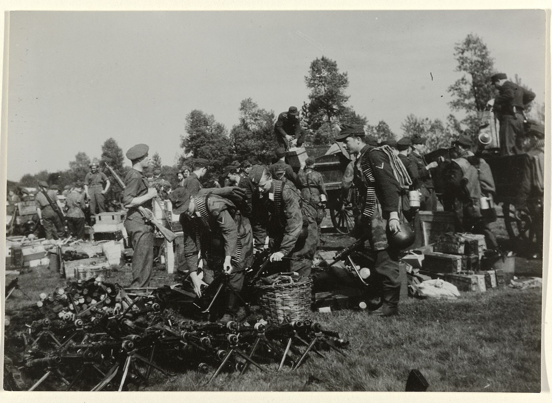 Inlevering van wapens door Duitse soldaten by Willem van de Poll
