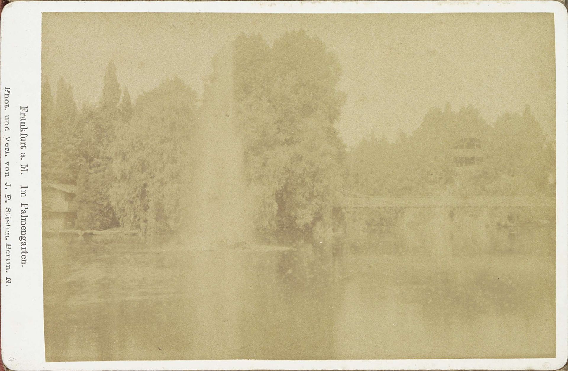 Vijver met fontein en brug in de Palmentuin van Frankfurt by Johann Friedrich Stiehm