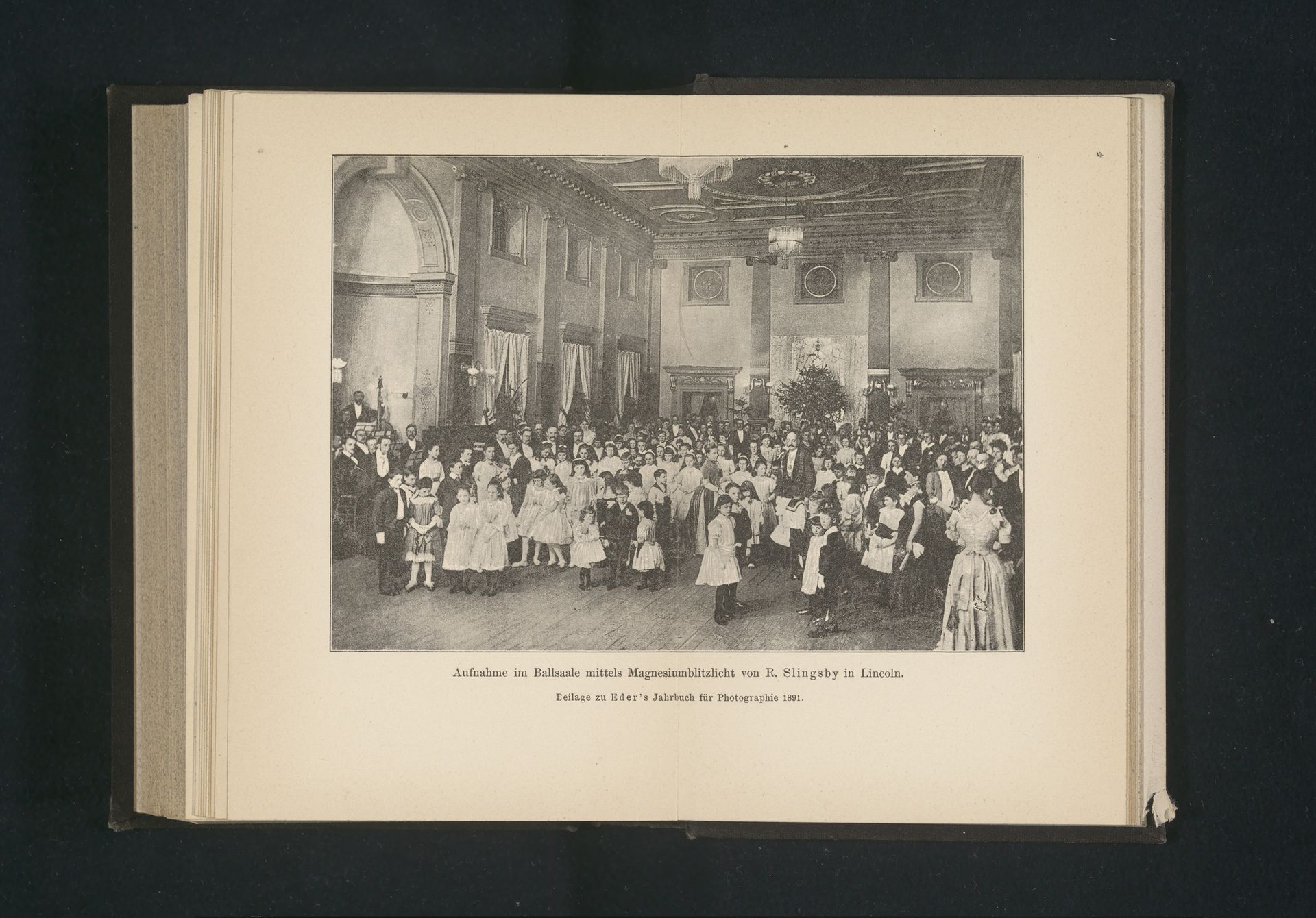 Balzaal met onbekende groep mensen by R. Slingsby