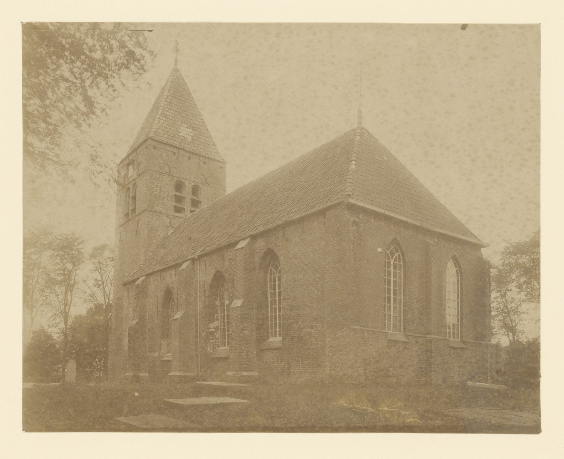 Zuidoostzijde van de Hervormde Kerk te Westerwijtwerd by anoniem (Monumentenzorg)