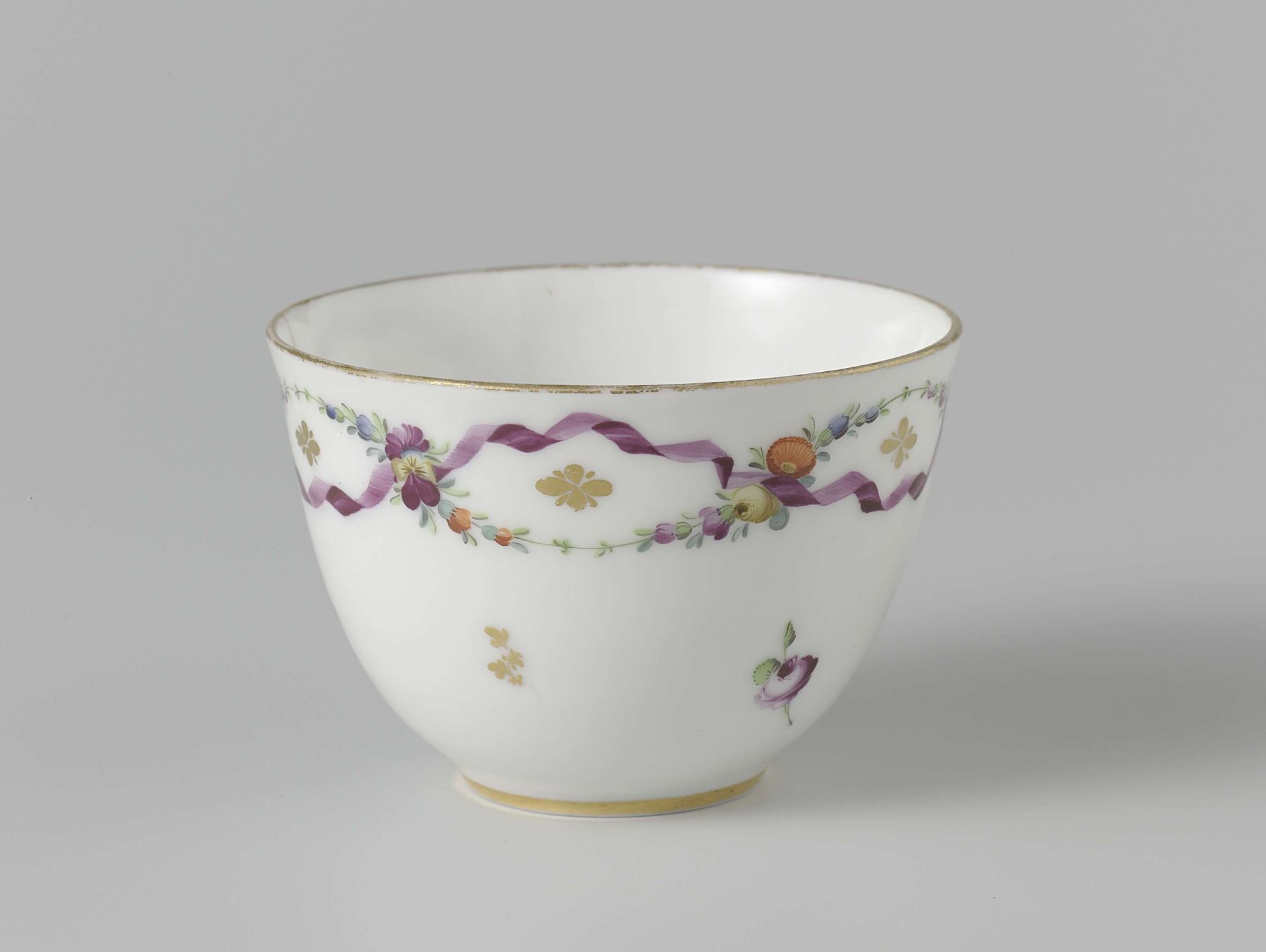Kop zonder oor, beschilderd met strooibloemen en gouden lovertjes by Koninklijke Porseleinfabriek Dommer & Co.