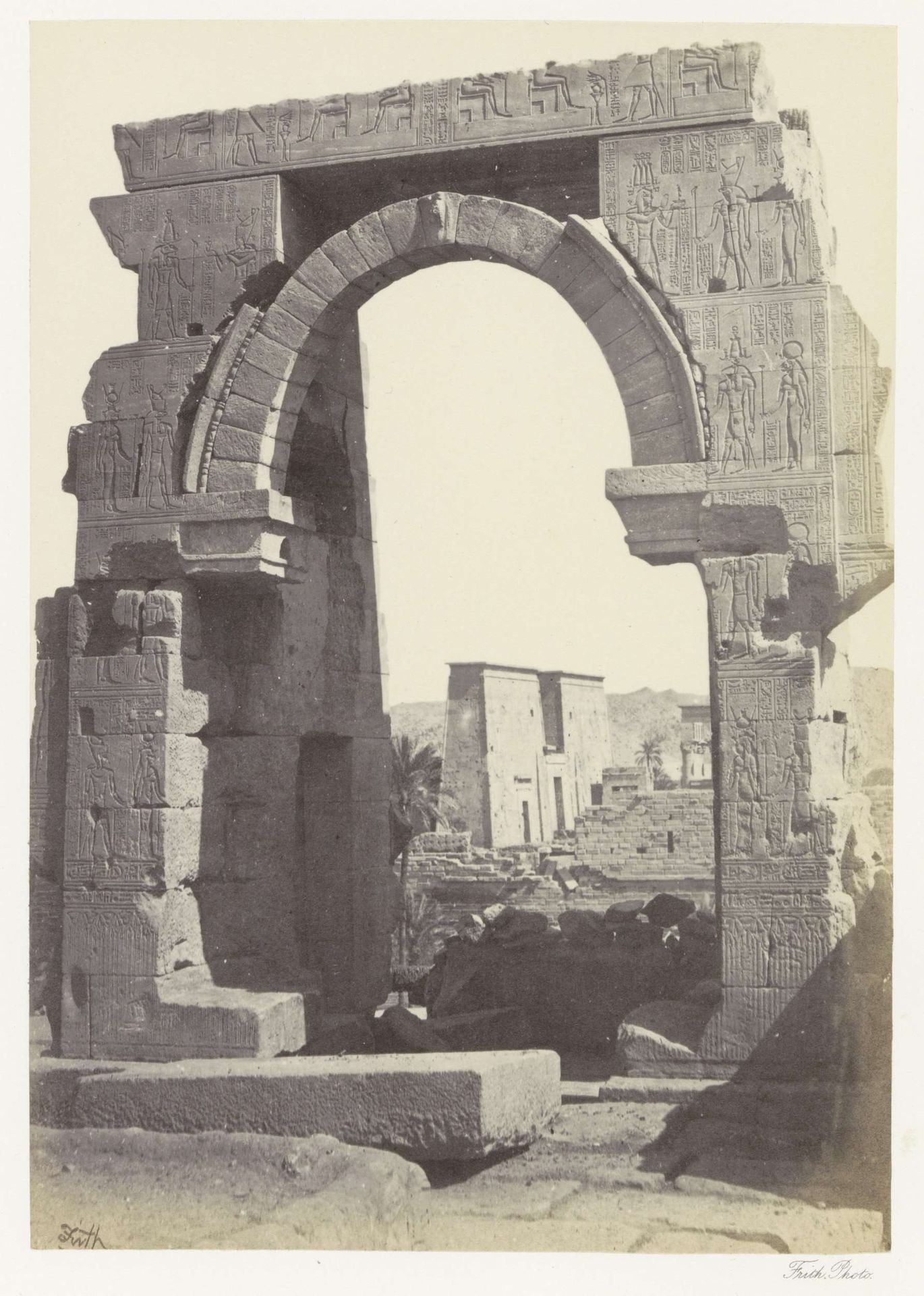 Boog op het eiland Bigeh nabij Aswan by Francis Frith