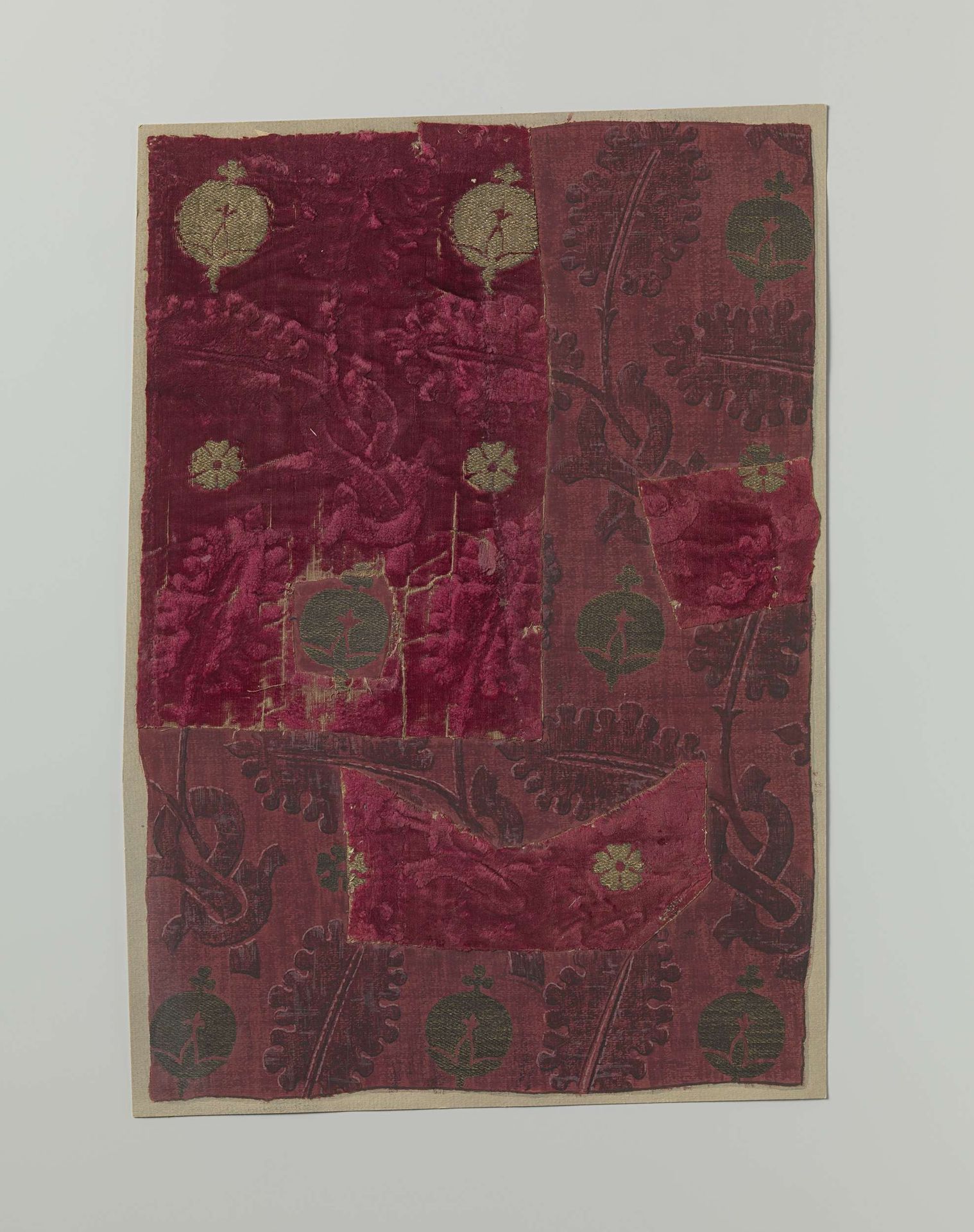 Fragment rood fluweelbrokaat met een patroon van florale motieven by Anonymous