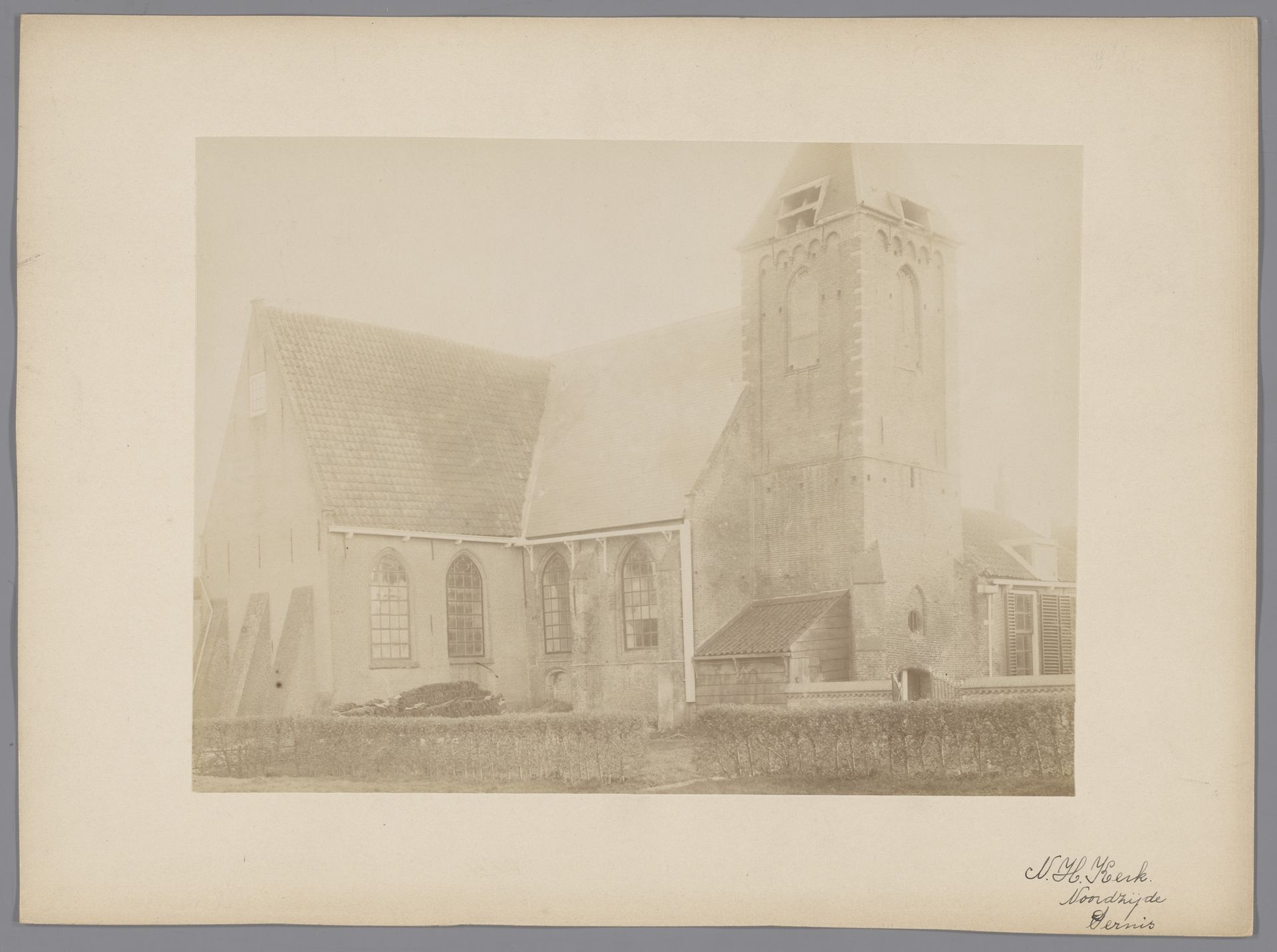 Noordzijde van de Hervormde Kerk te Pernis by anoniem (Monumentenzorg)