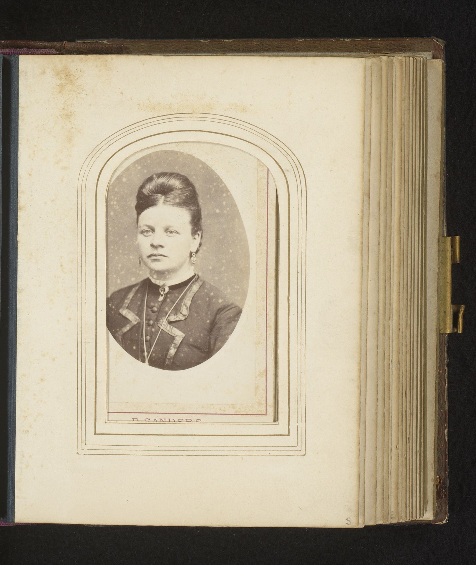 Portret van een vrouw met lange halsketting by Benjamin Sanders