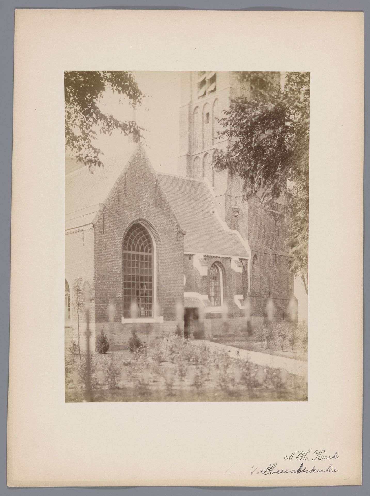 Gezicht op de Johannes de Doperkerk te 's Heer Abtskerke by anoniem (Monumentenzorg)