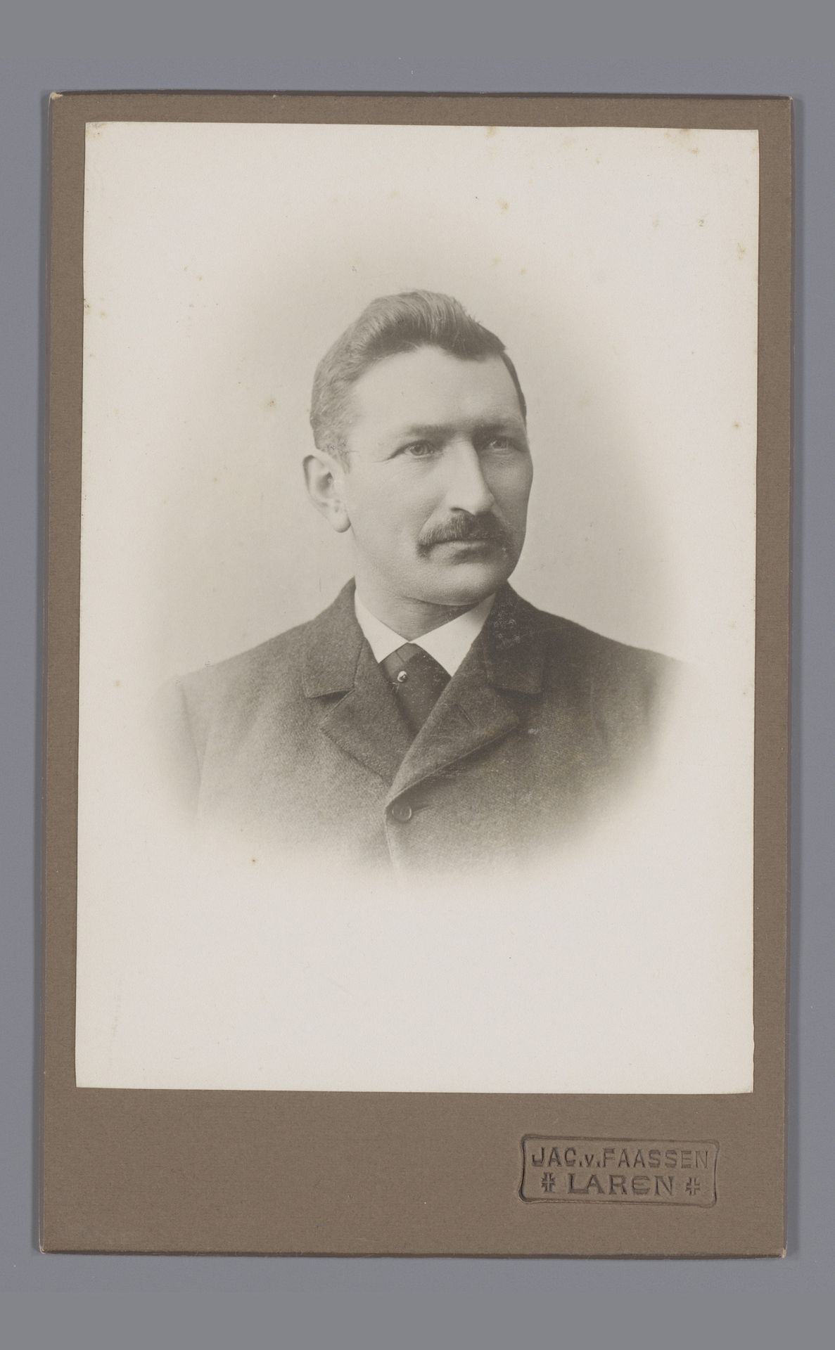 Portret van een onbekende man by Jac. van Faassen