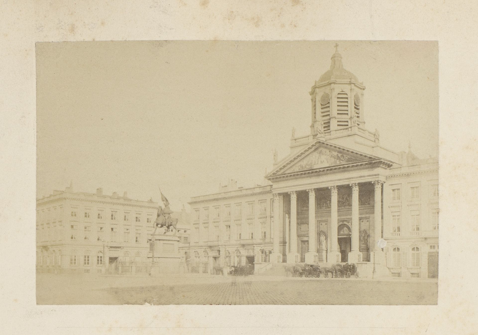 Gezicht op het Koningsplein en het standbeeld van Godfried van Bouillon te Brussel, België by Anonymous