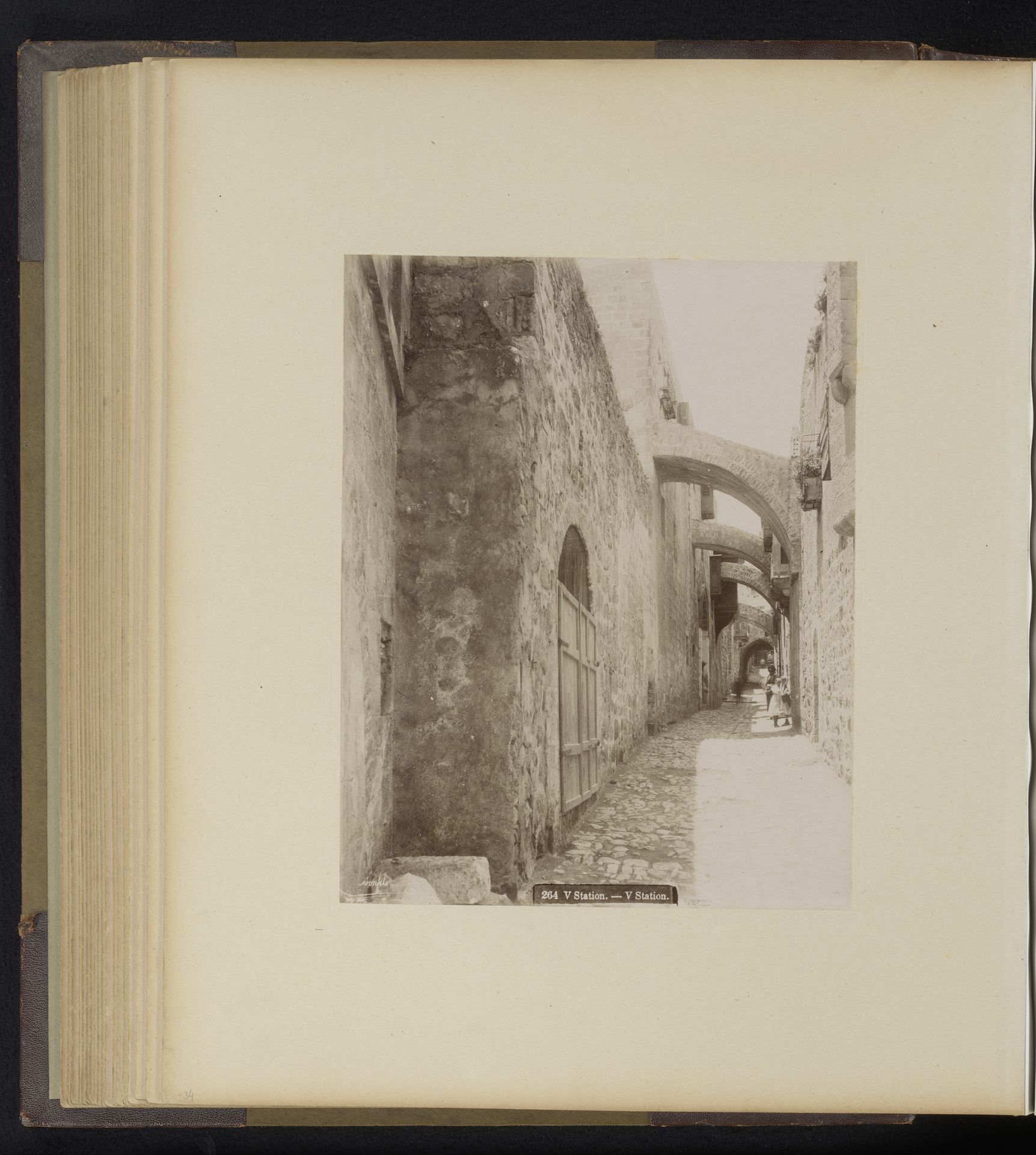 Vijfde kruiswegstatie op de Via Dolorosa in Jeruzalem by Félix Bonfils
