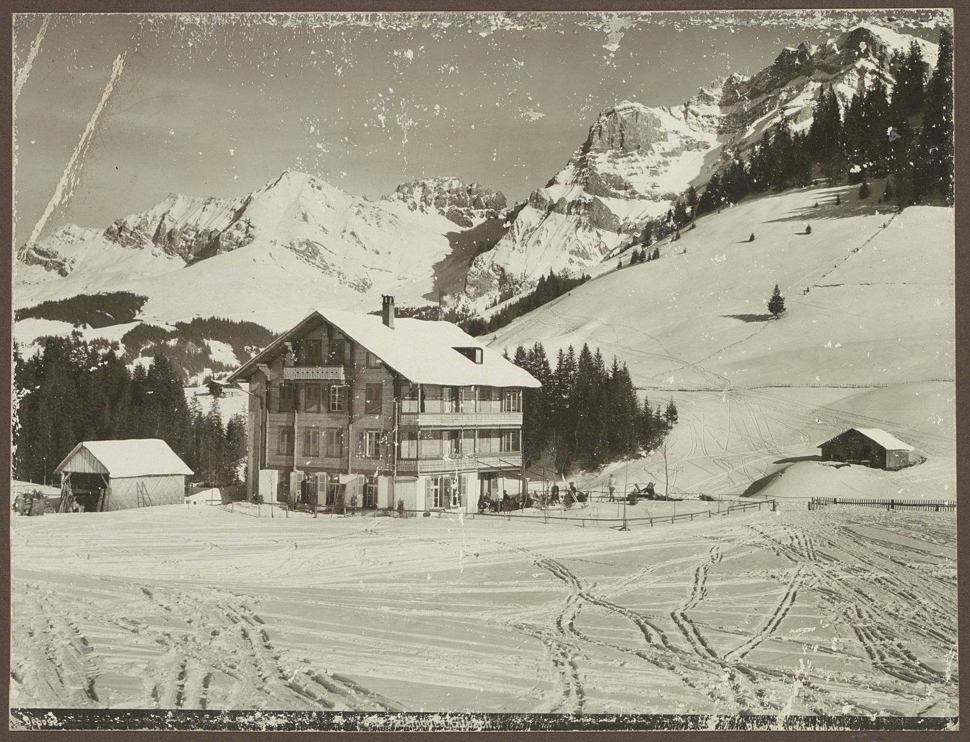 Gezicht op een chalet in de besneeuwde bergen van Gilbach (Adelboden) by Nikles