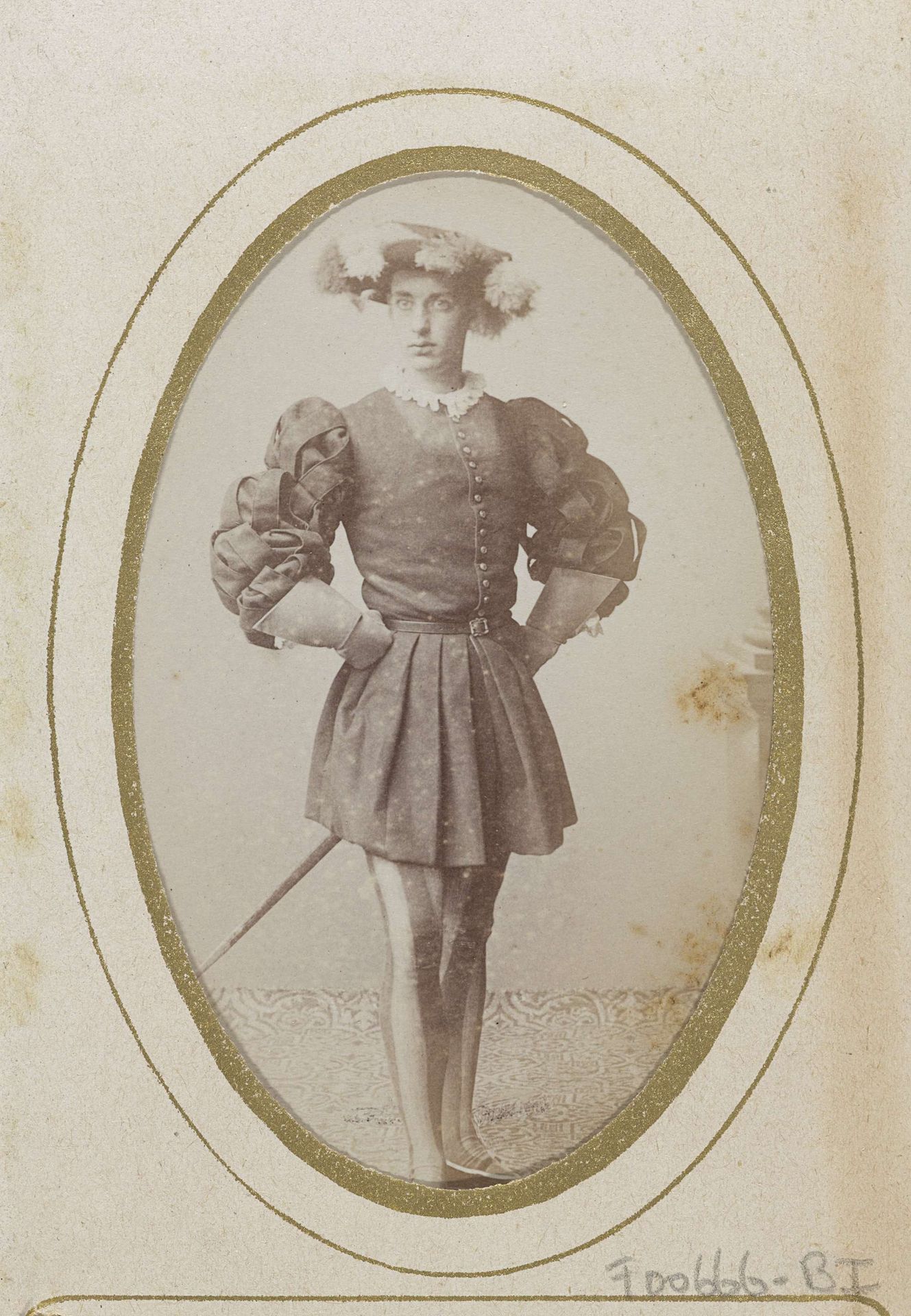 Portret van een jonge man in kostuum met degen, aangeduid als J. Plantenga by Jan Goedeljee