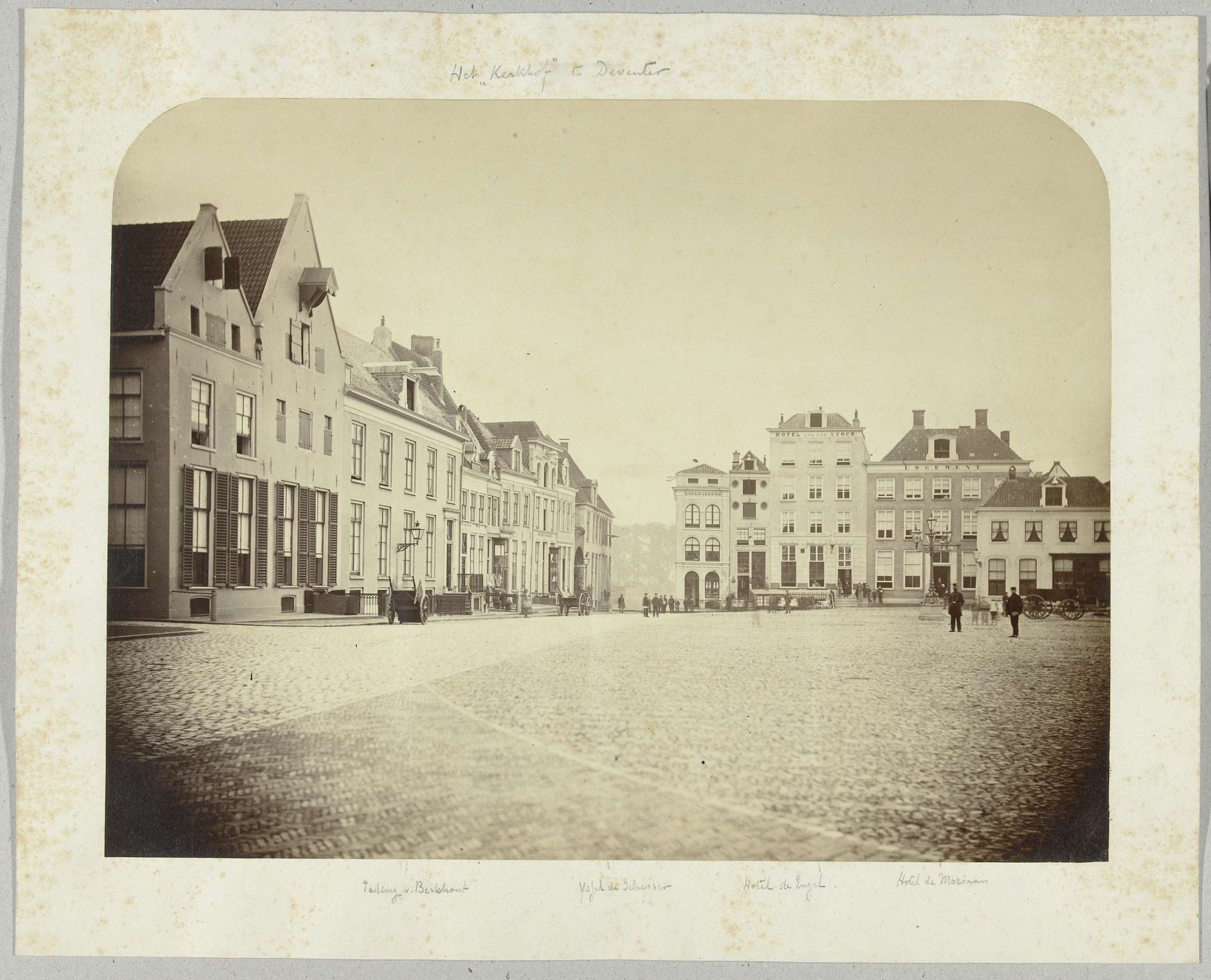 Gezicht op het Grote Kerkhof te Deventer by Johann Heinrich Martin Bosse