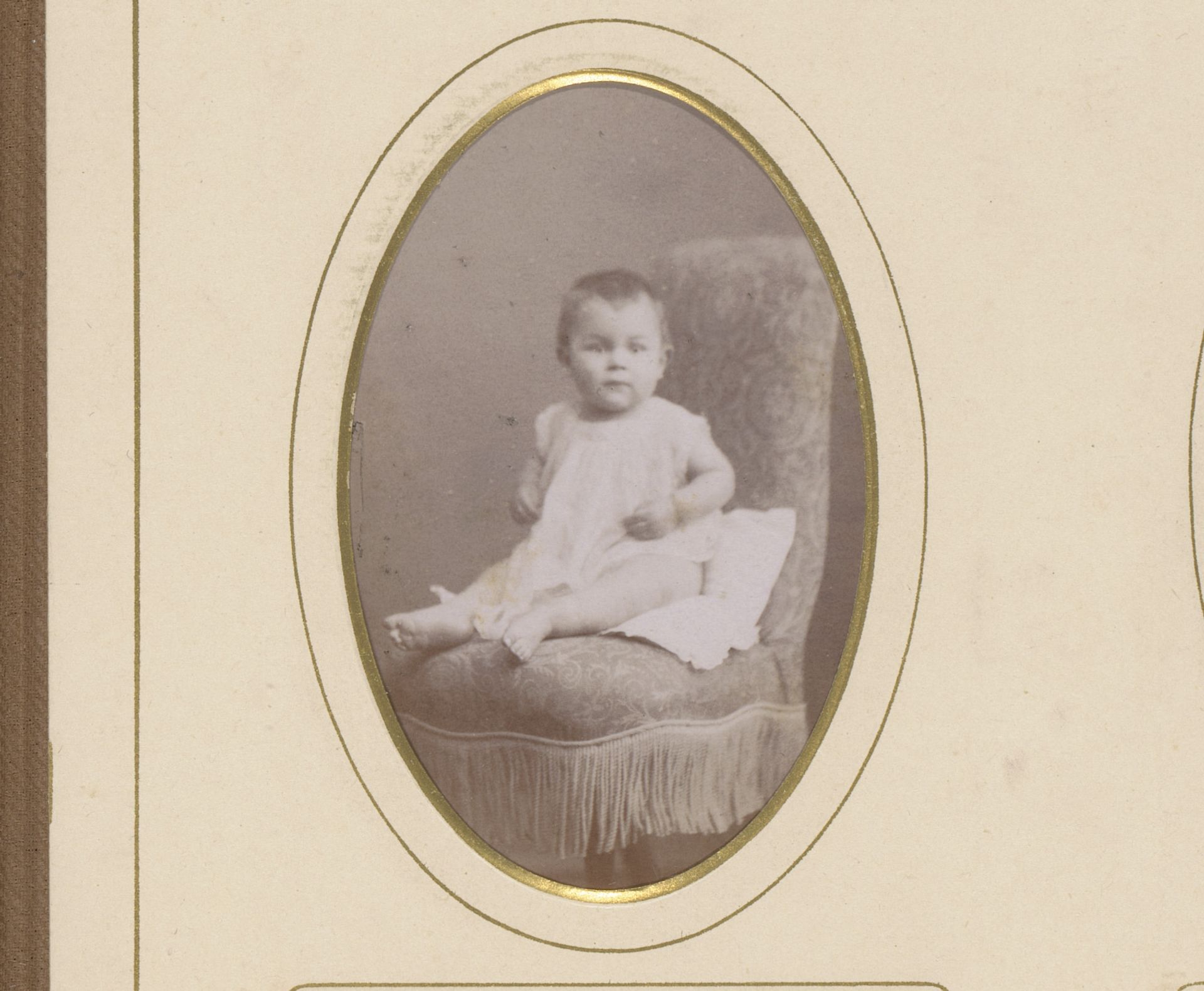 Portret van een baby op een fauteuil by Johannes Petrus Oppers