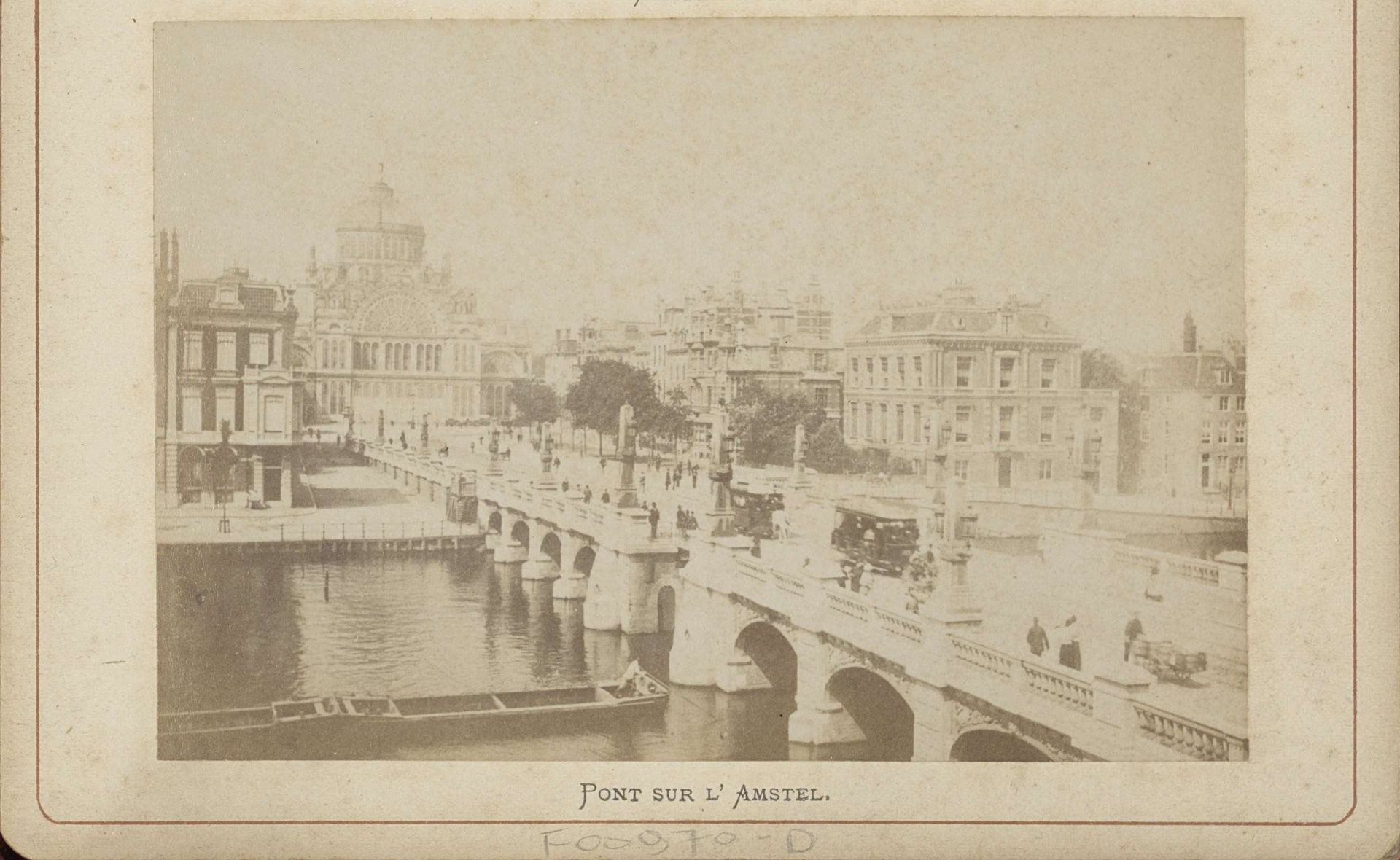 Gezicht op de Hoge Sluis en het Paleis voor Volksvlijt in Amsterdam by Andries Jager