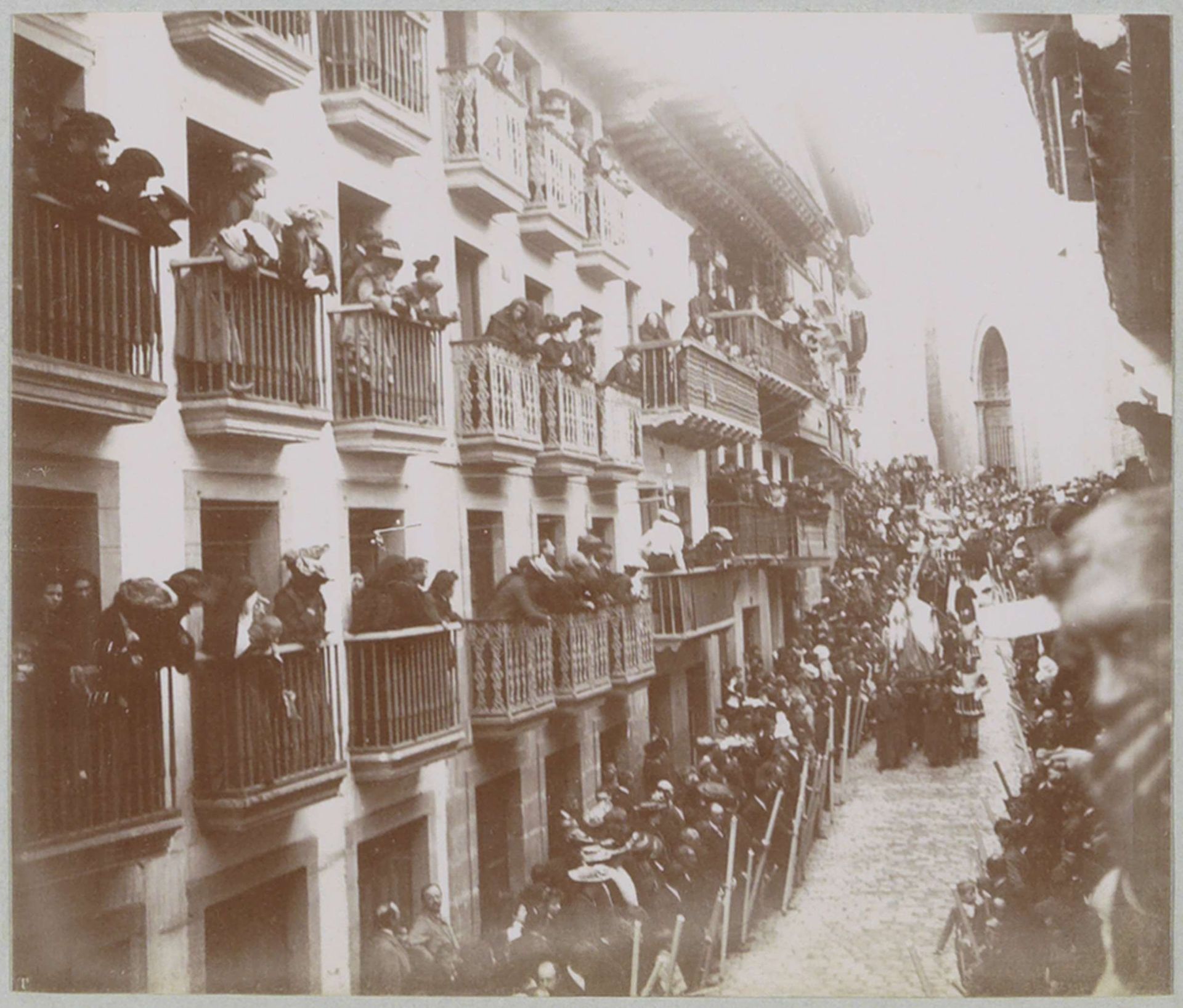 Straatprocessie in Fontarrabie by Delizy