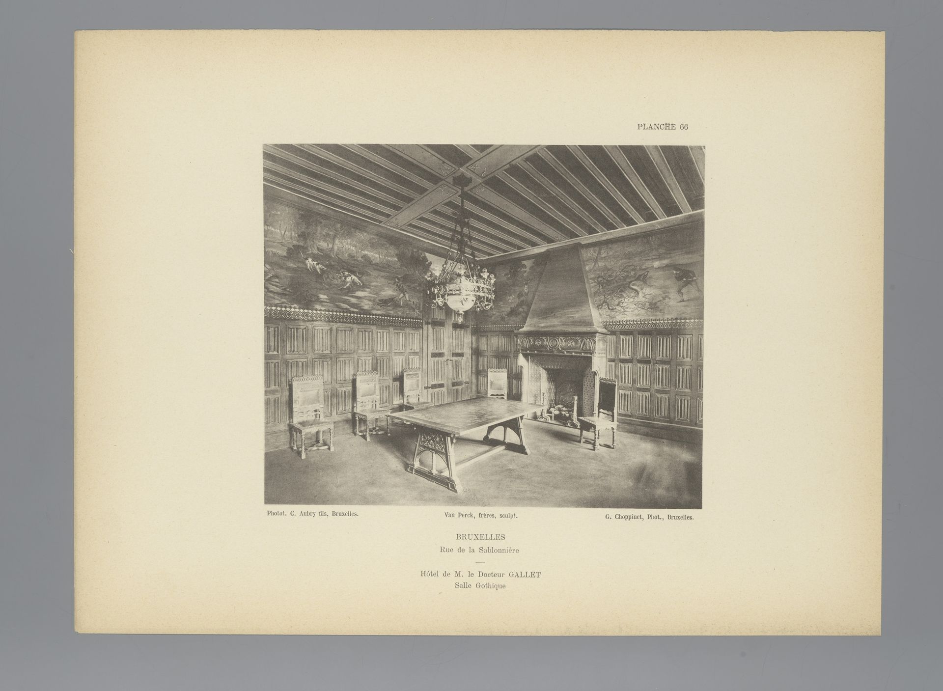 Gezicht op een zaal in gotische stijl in het hotel van Gallet in Brussel, België by G. Choppinet