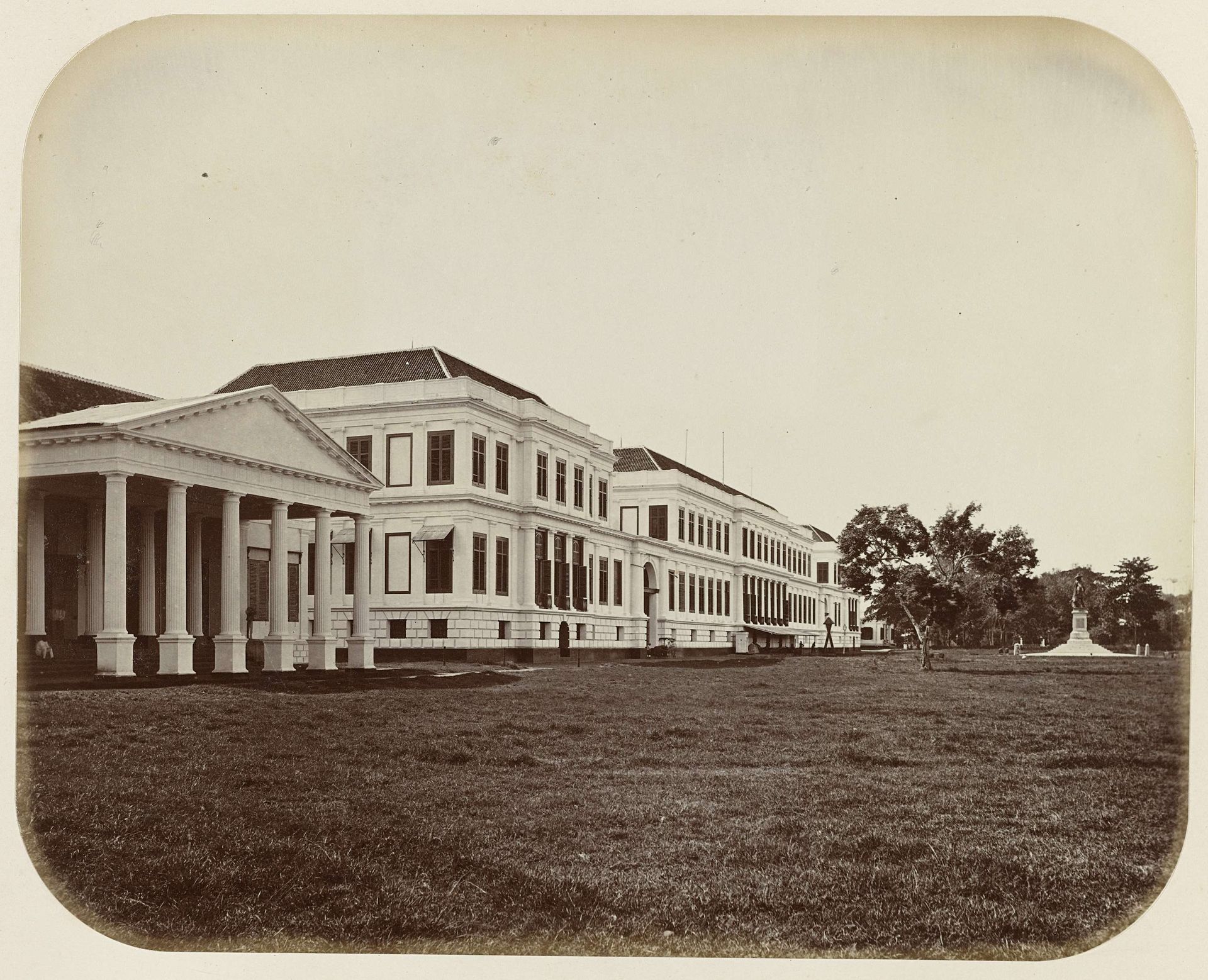Paleis van Daendels op het Waterlooplein te Batavia by Woodbury & Page