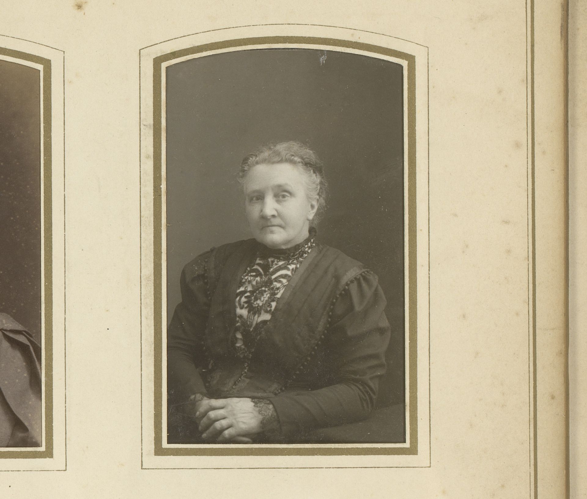 Portret van een zittende vrouw by Hendrik Venhuis