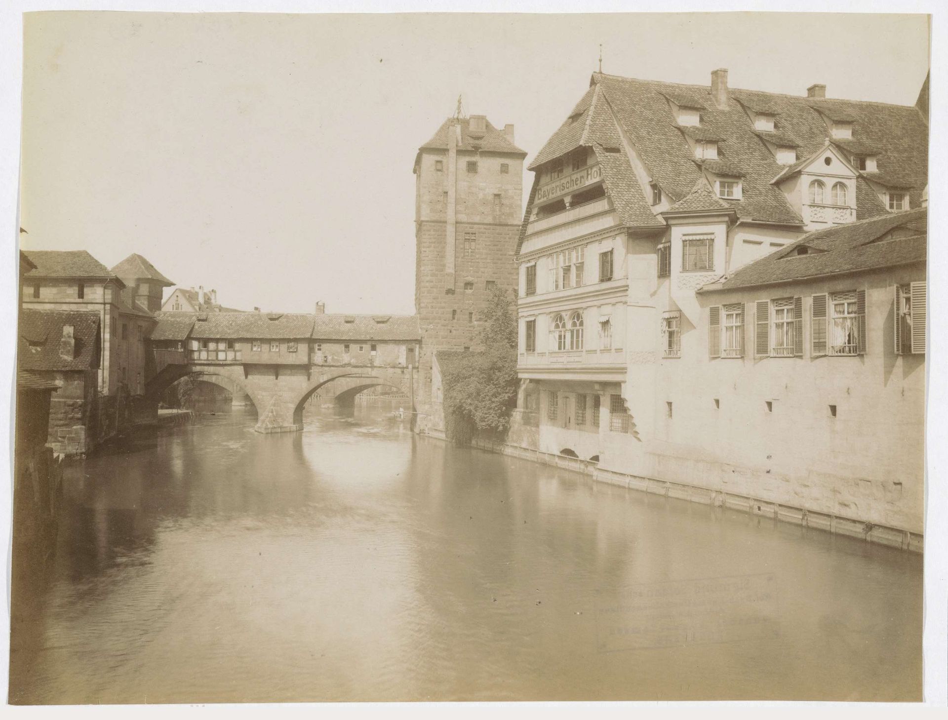 Henkerturm en het hotel Bayerischer Hof aan de Pegnitz te Neurenberg by Ferdinand Schmidt