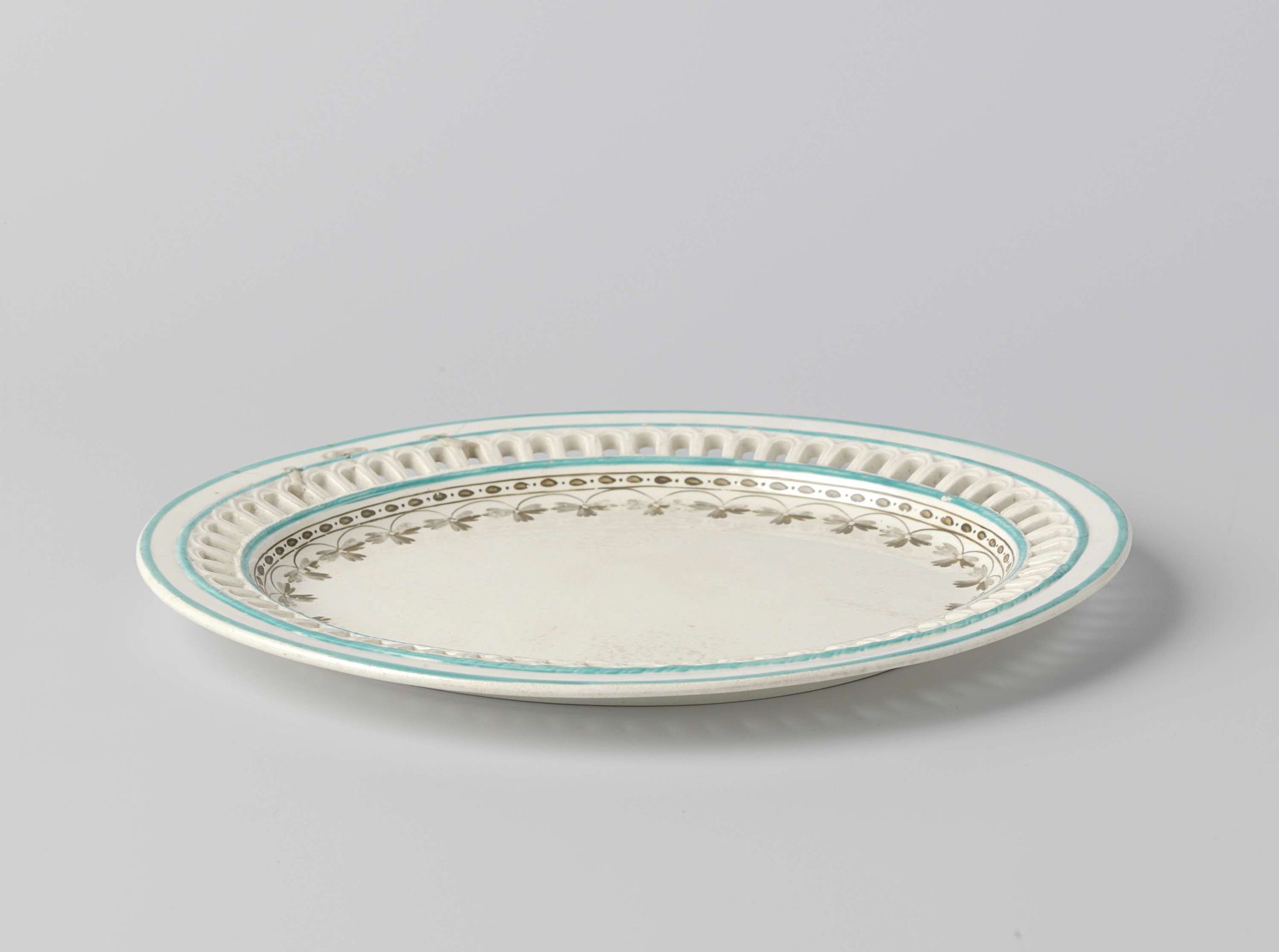 Ovale schotel van hardgebakken aardewerk, Spode ware, creamware. by Spode