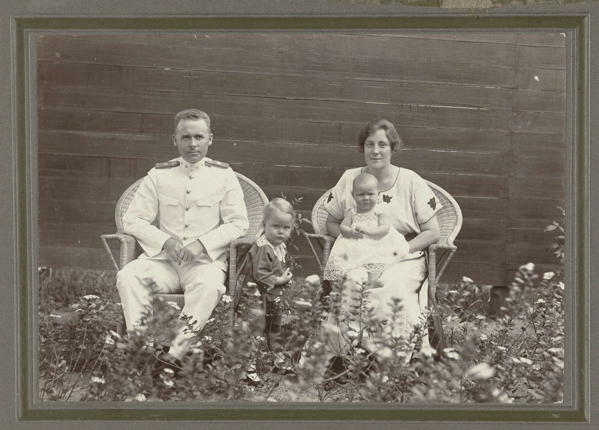 Portret van de Klaas Kleiterp, zijn vrouw Tine Kleiterp-Vermeulen en hun kinderen Klaas (links) en Tiny in Madjene op Celebes by Klaas (I) Kleiterp