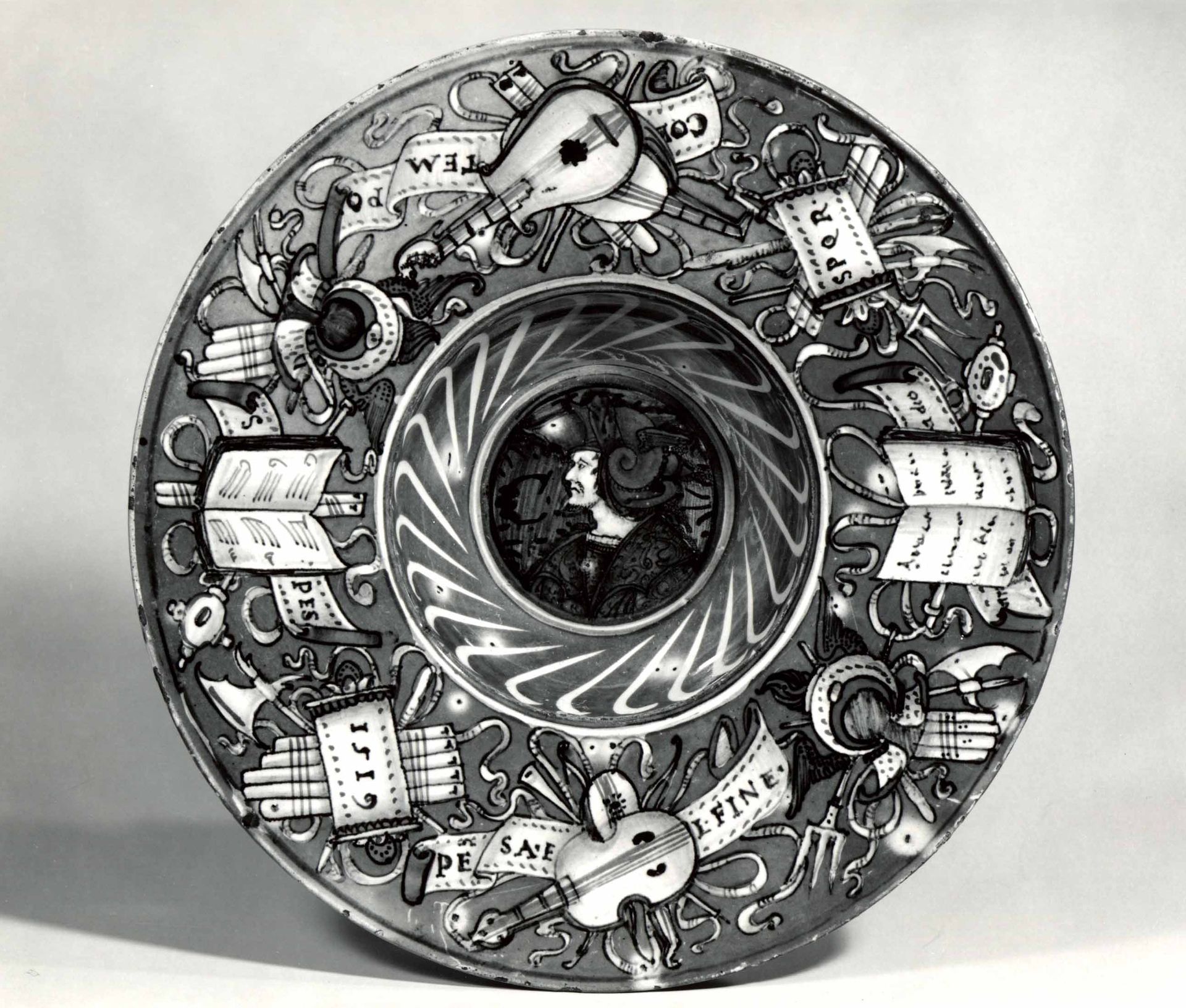 Plate (tondino) by Maestro Giorgio Andreoli