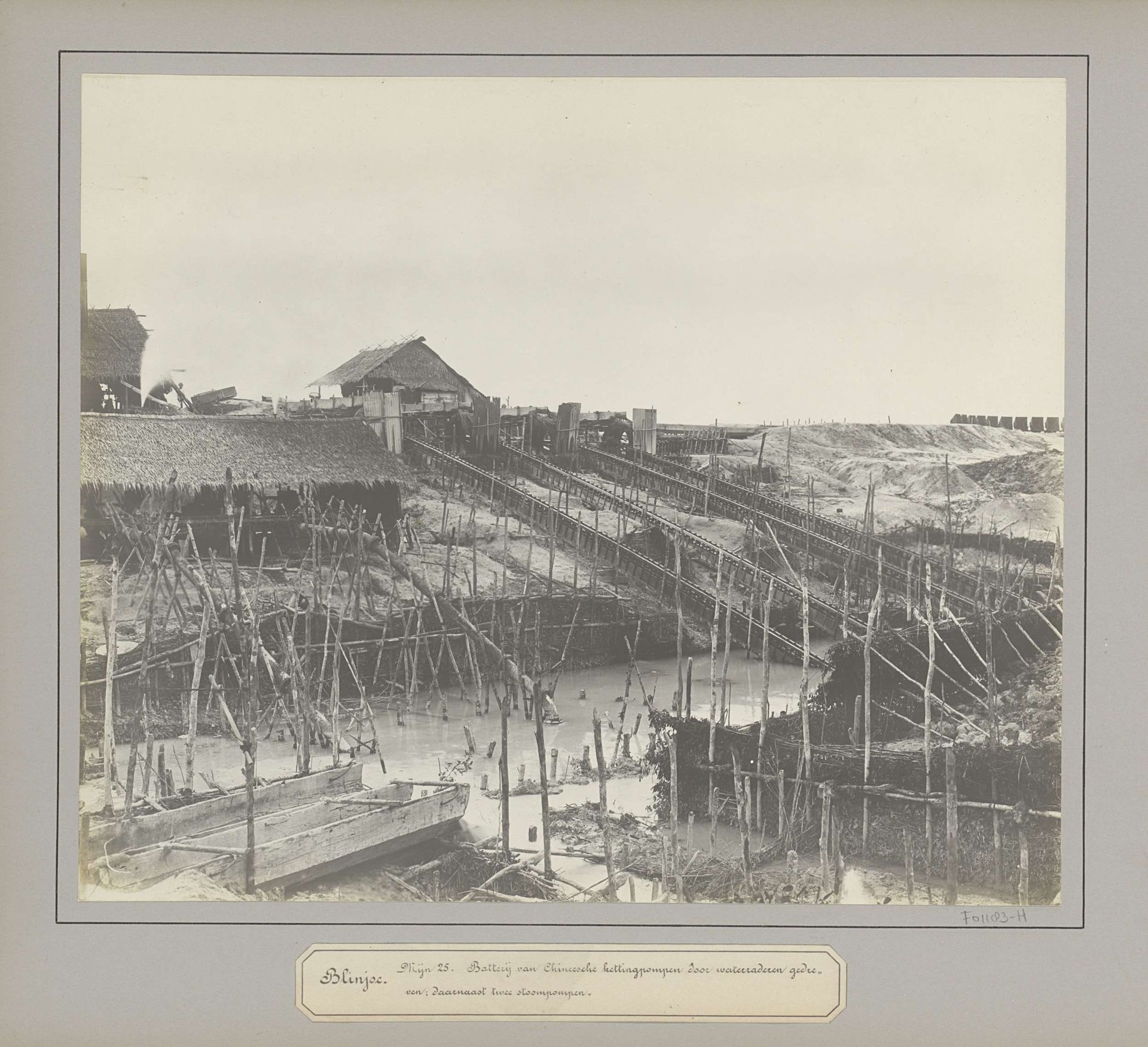 Kettingpompen en stoompompen op een tinonderneming te Belinyu by Anonymous