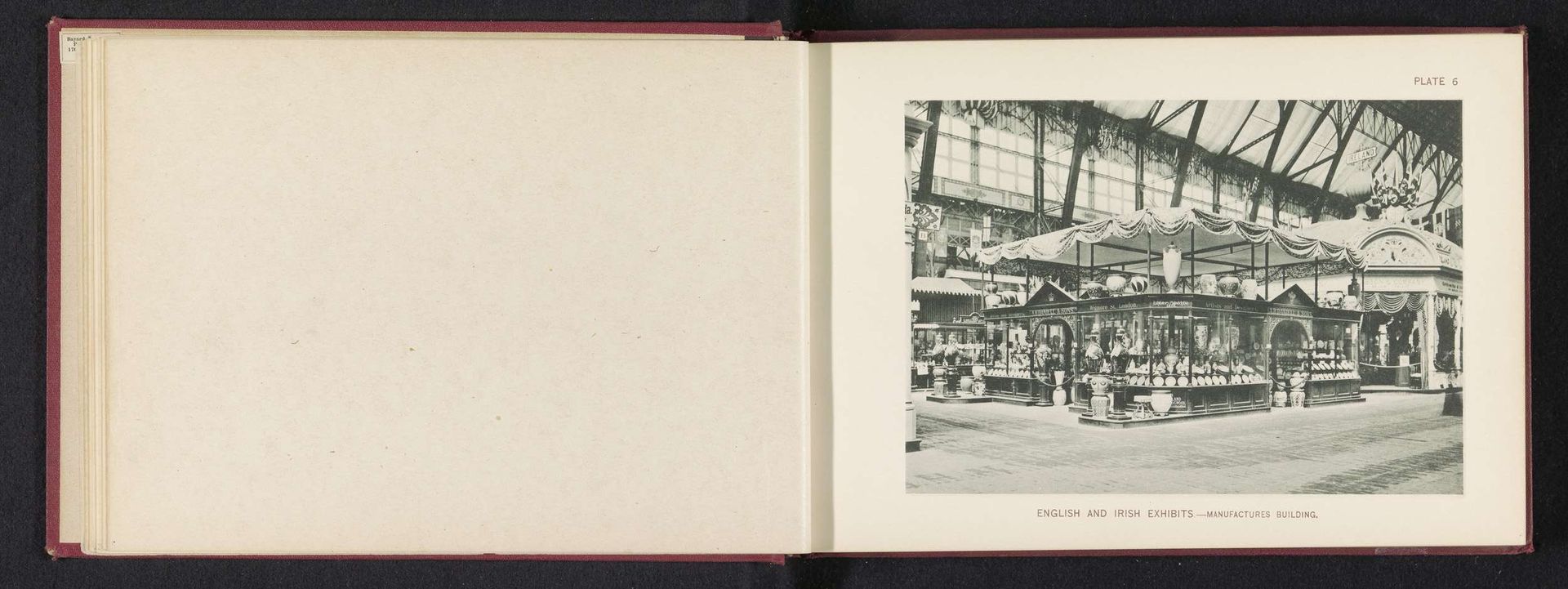 Tentoonstelling van Engeland en Ierland in het gebouw voor techniek tijdens de World's Columbian Exposition in Chicago in 1893 by Charles Dudley Arnold