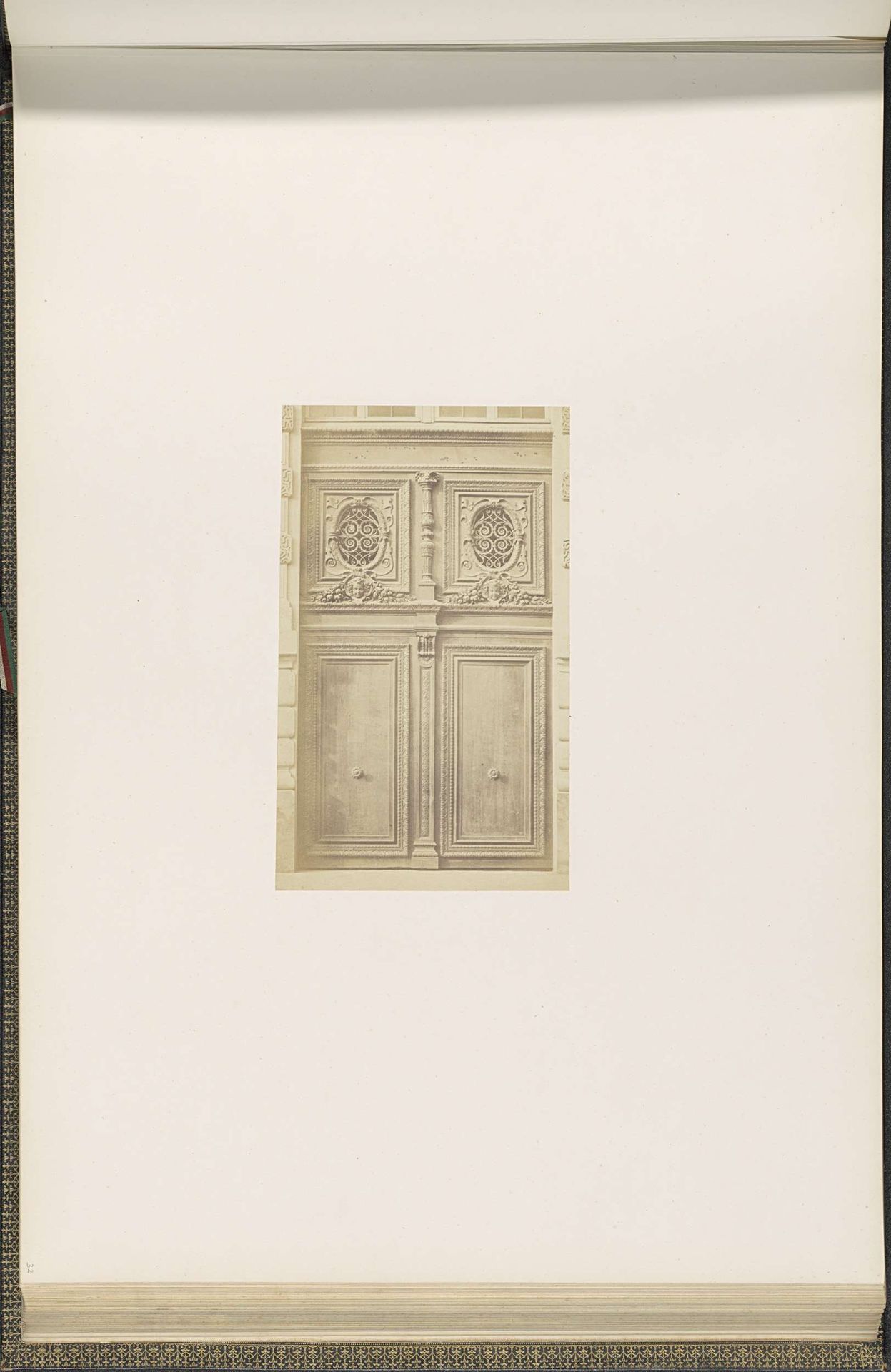 Deur van de Bibliothèque Impériale van het Palais du Louvre by Edouard Baldus
