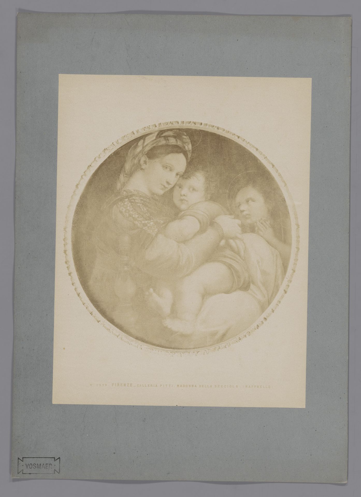 Fotoreproductie van het schilderij (tondo) Madonna della Seggiola door Rafaël in de Galleria Pitti te Florence by Fratelli Alinari