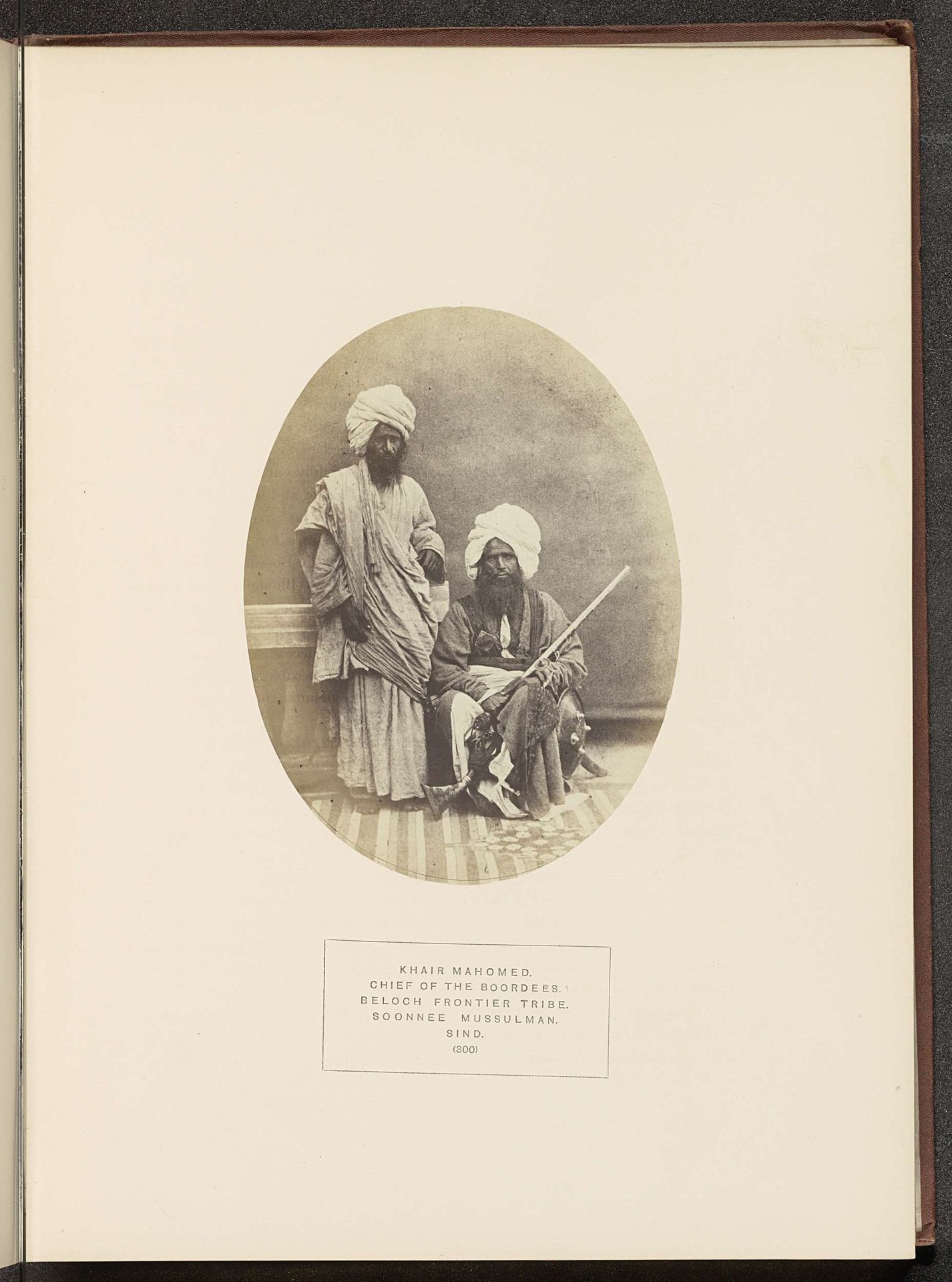 Portret van Khair Mahomed, het hoofd van een Baloch-stam, en een bediende by Henry Charles Baskerville Tanner