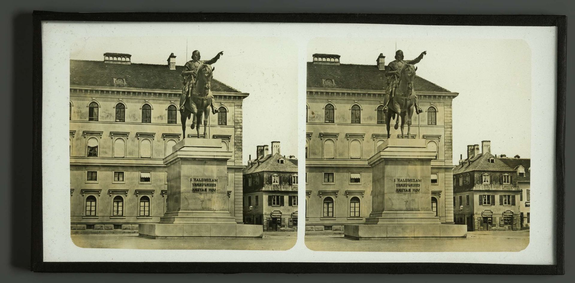 Ruiterstandbeeld van Maximiliaan I van Beieren op het Wittelsbacherplatz in München by Anonymous