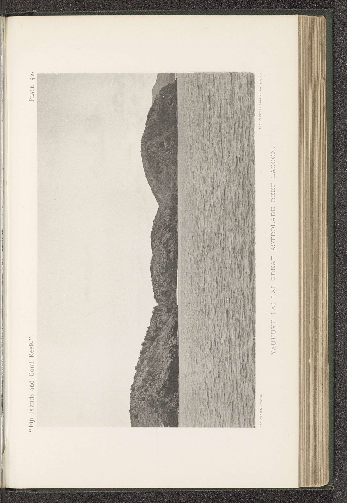 Gezicht op Yaukuve Lailai met ervoor het Great Astrolabe Reef by Maximilian Agassiz