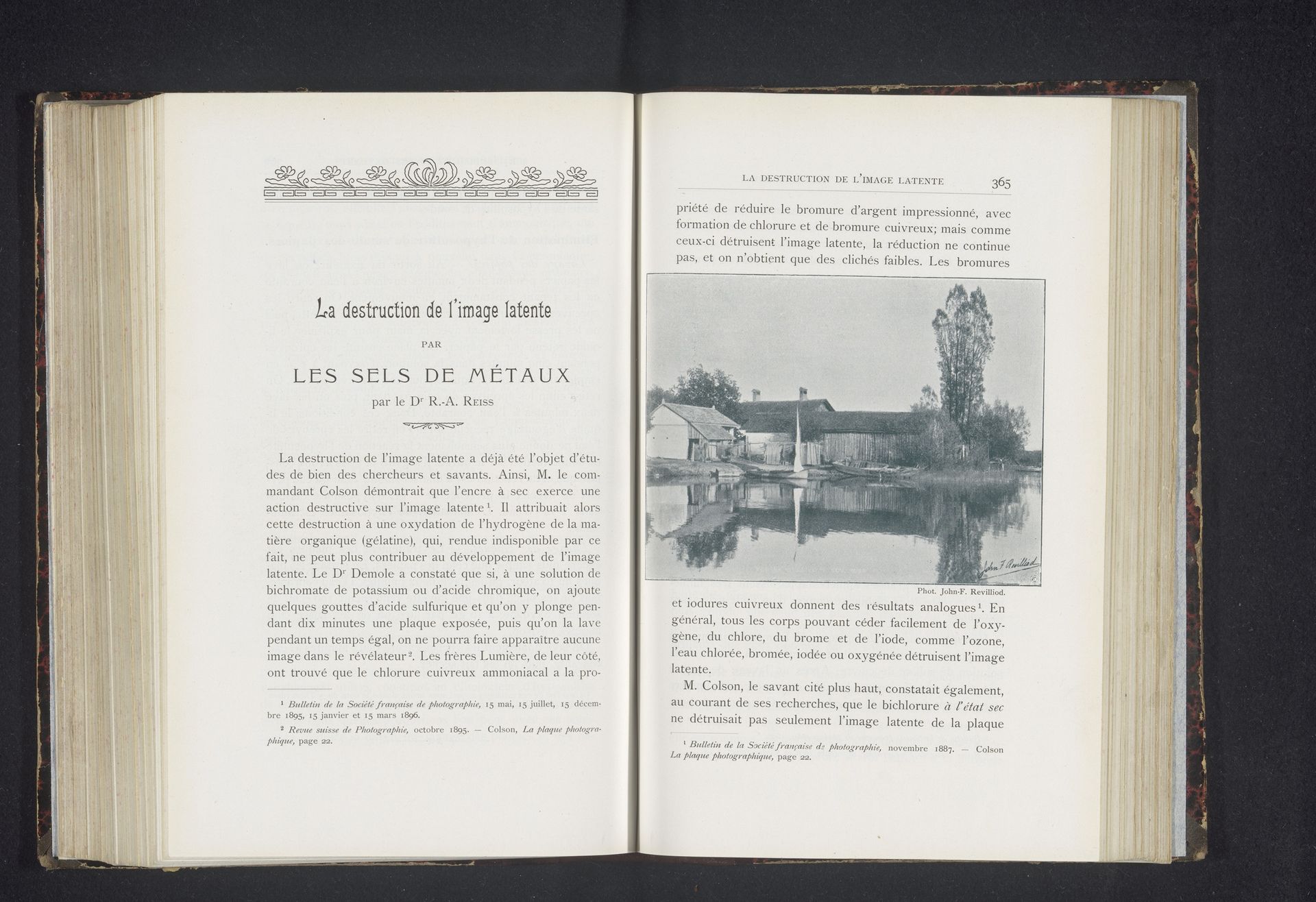 Gezicht op een boerderij bij het water by John F. Revilliod