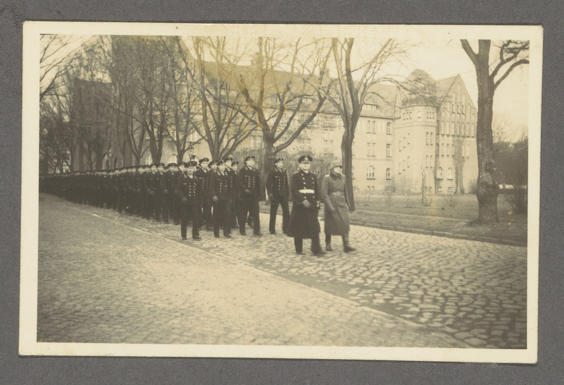 Groep militairen in uniform by Anonymous