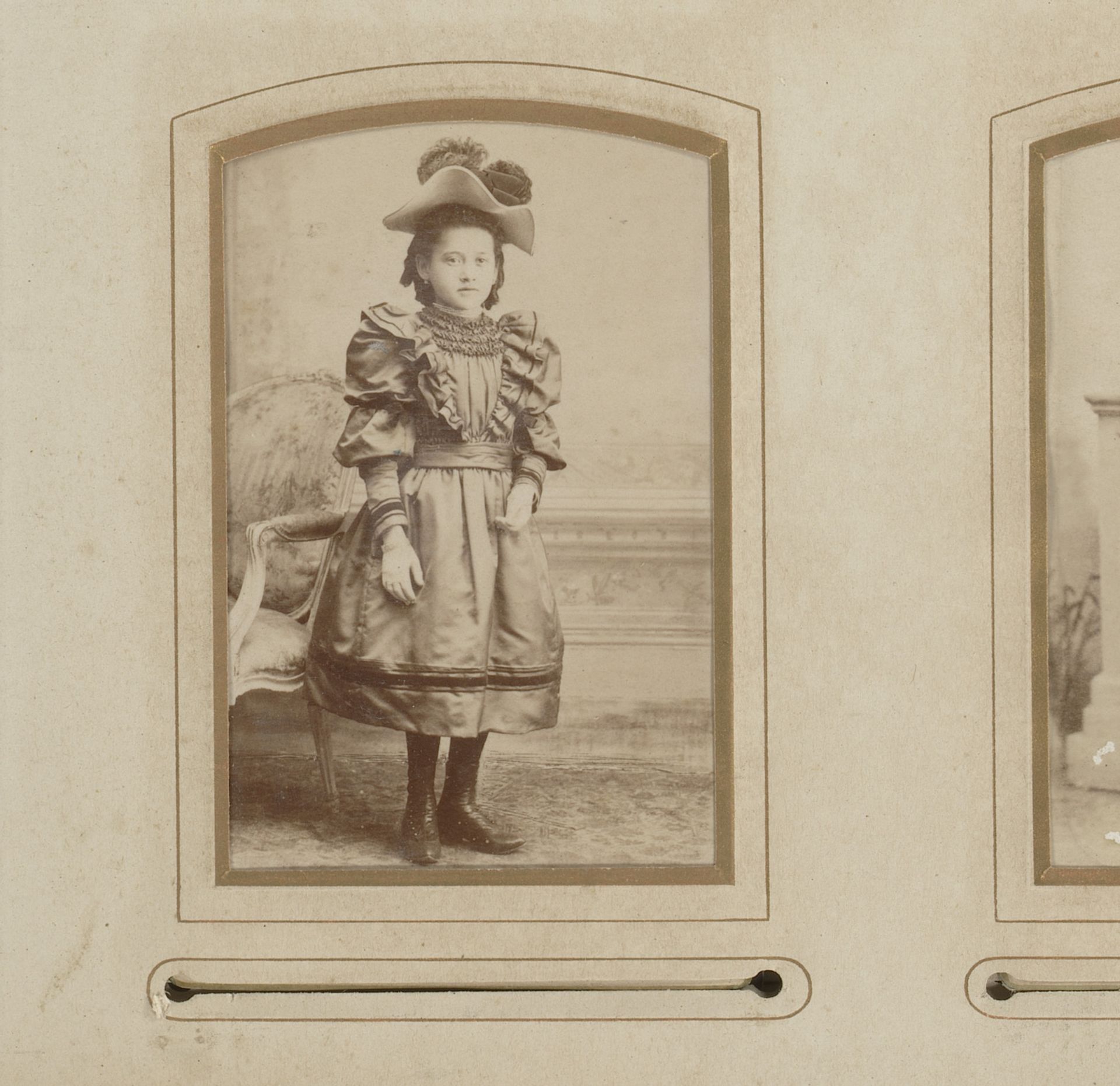 Portret van een staand meisje met hoed by Adrien Louvois