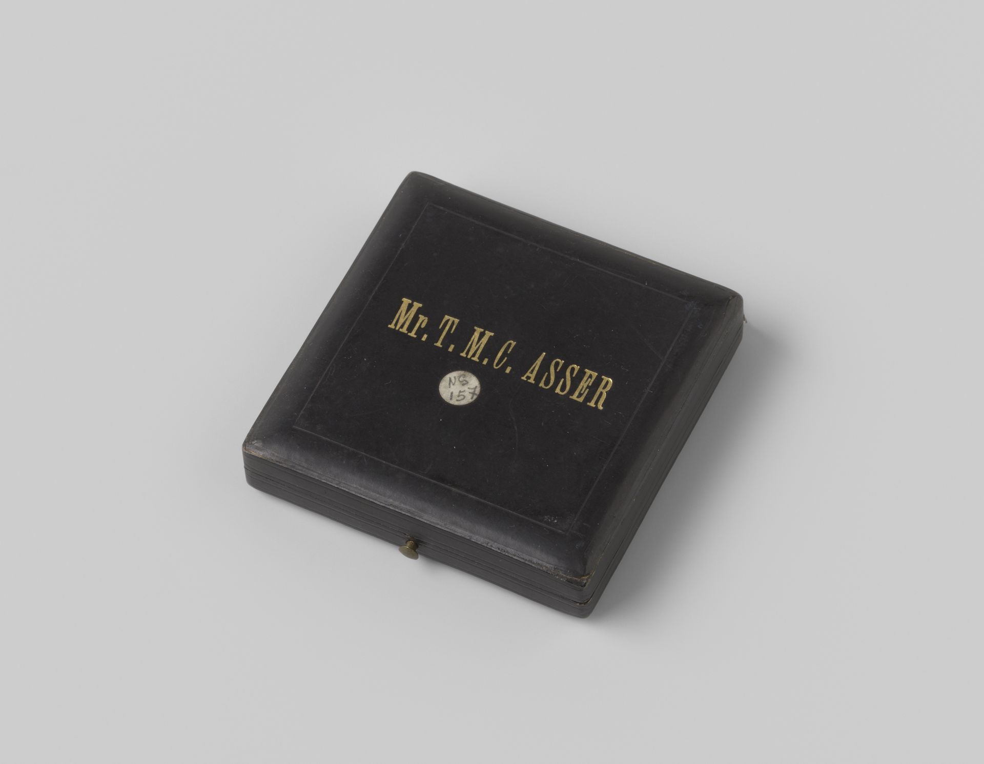 Doos horende bij een historiepenning op Mr. T.M.C. Asser by Ludwig Jünger