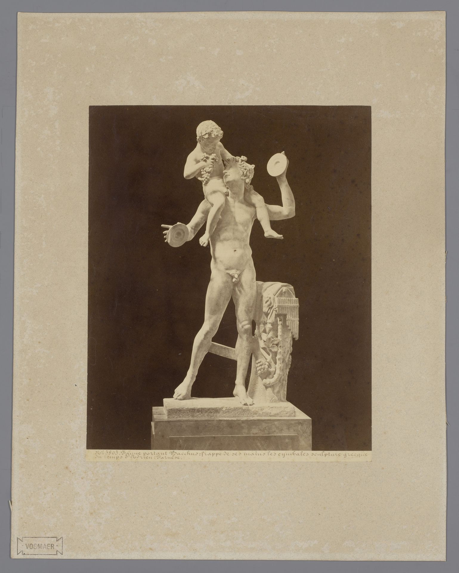 Sculptuur van een faun die Bacchus draagt in de Farnese collectie te Napels, Italië by Giorgio Sommer