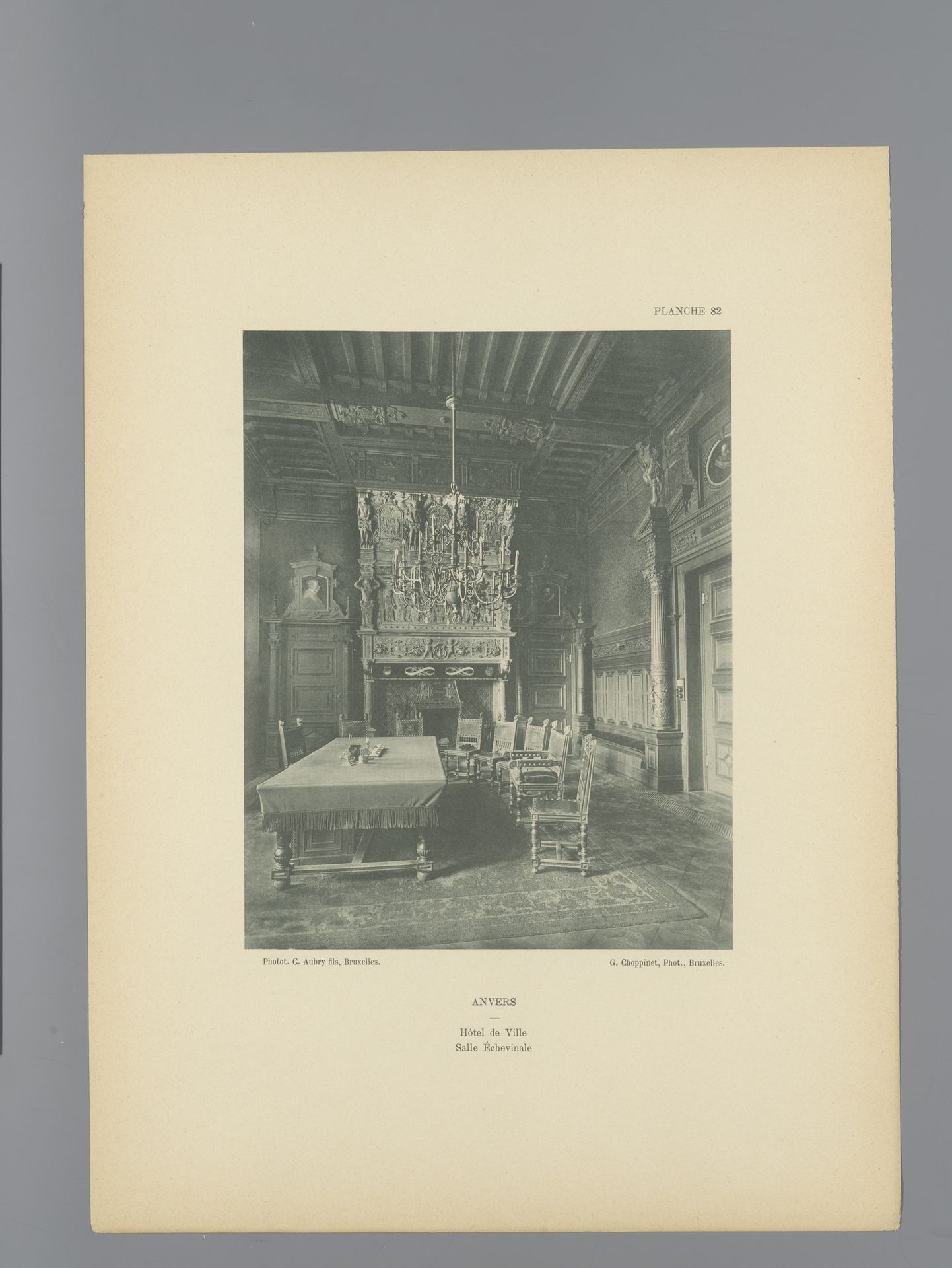 Gezicht op een zaal voor wethouders in het stadhuis van Antwerpen, België by G. Choppinet