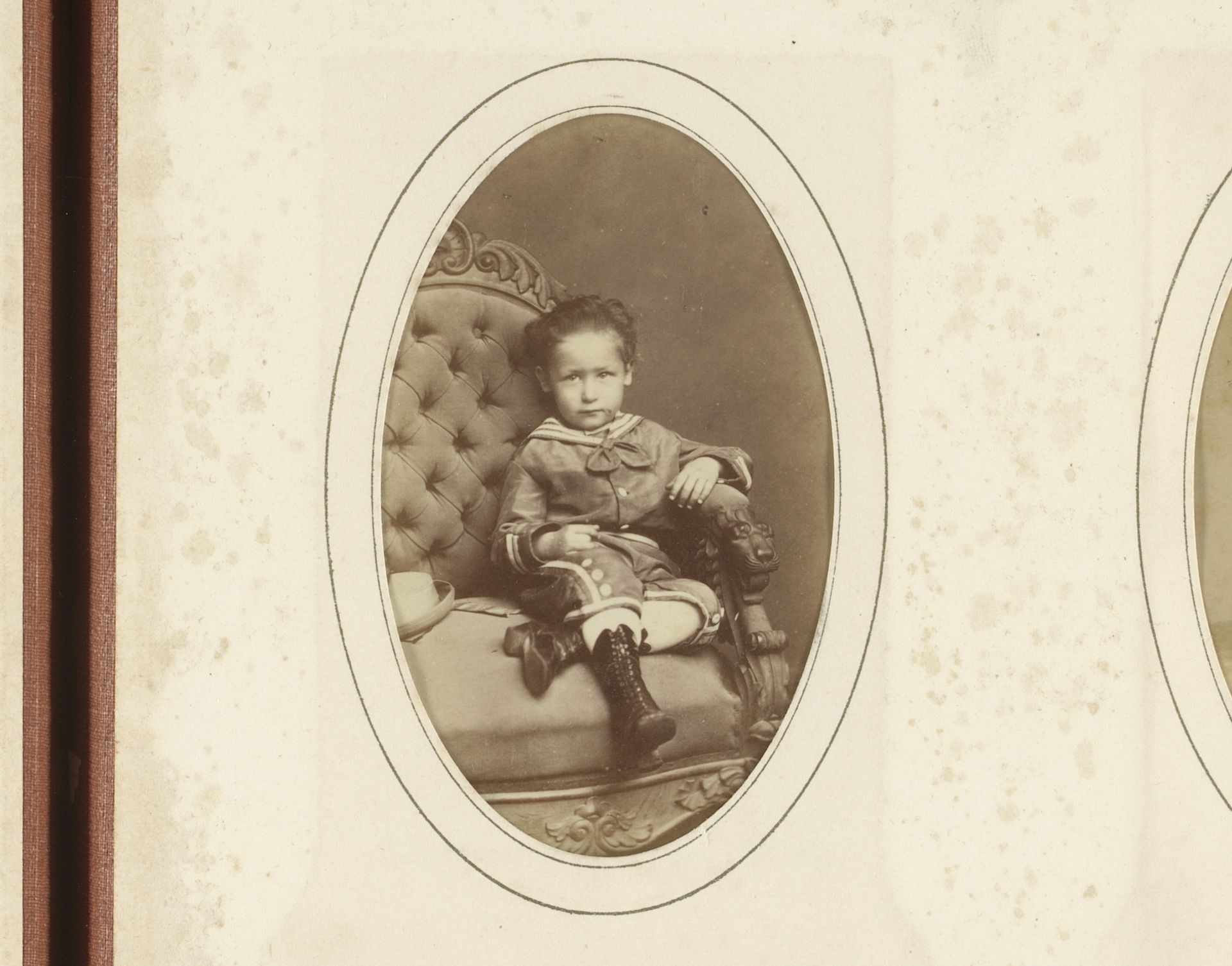 Portret van een zittende jongen in matrozenpak by Christian Theodor Kirch