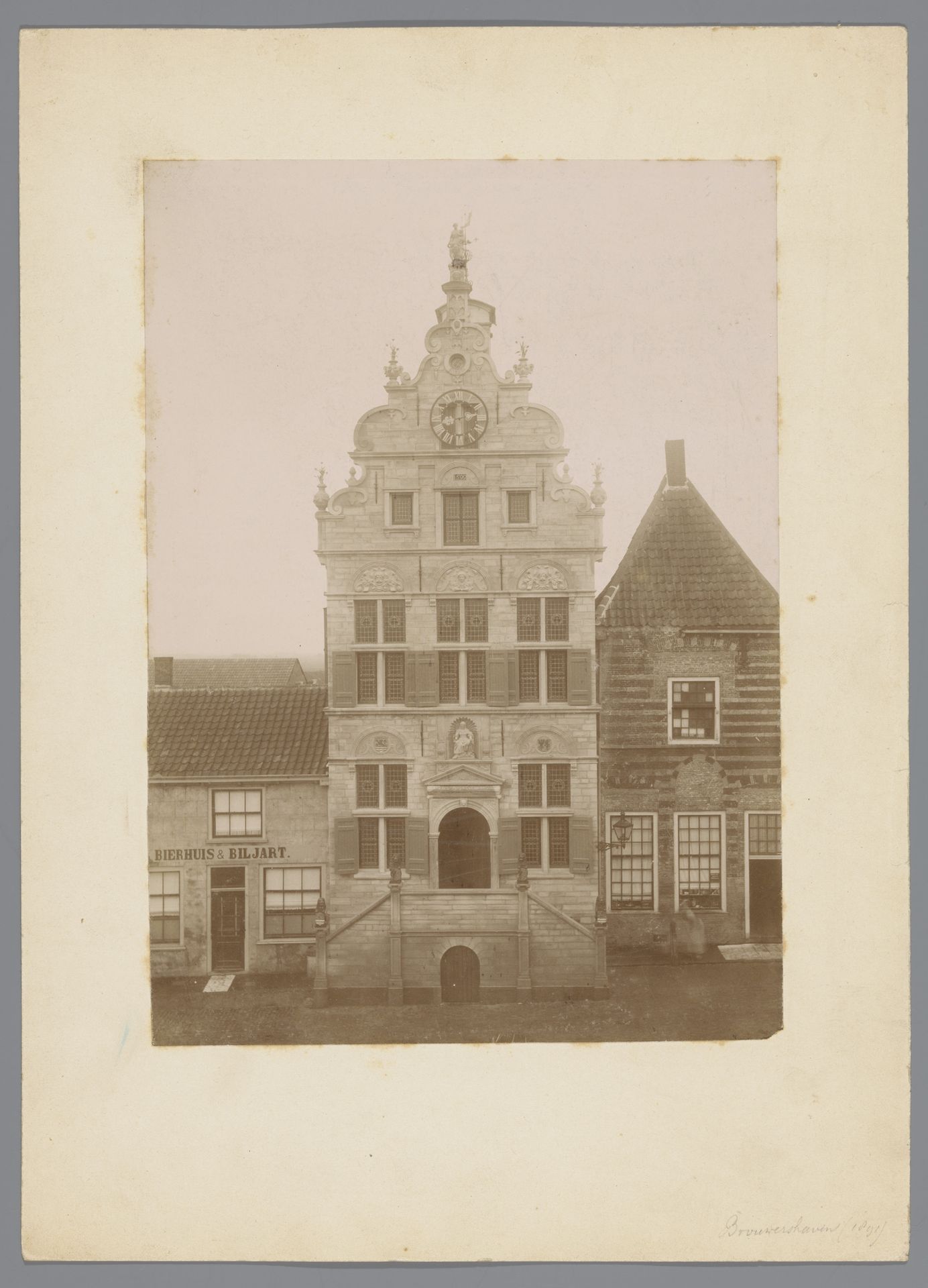 Voorgevel van het stadhuis van Brouwershaven by Adriaan Bos jr.