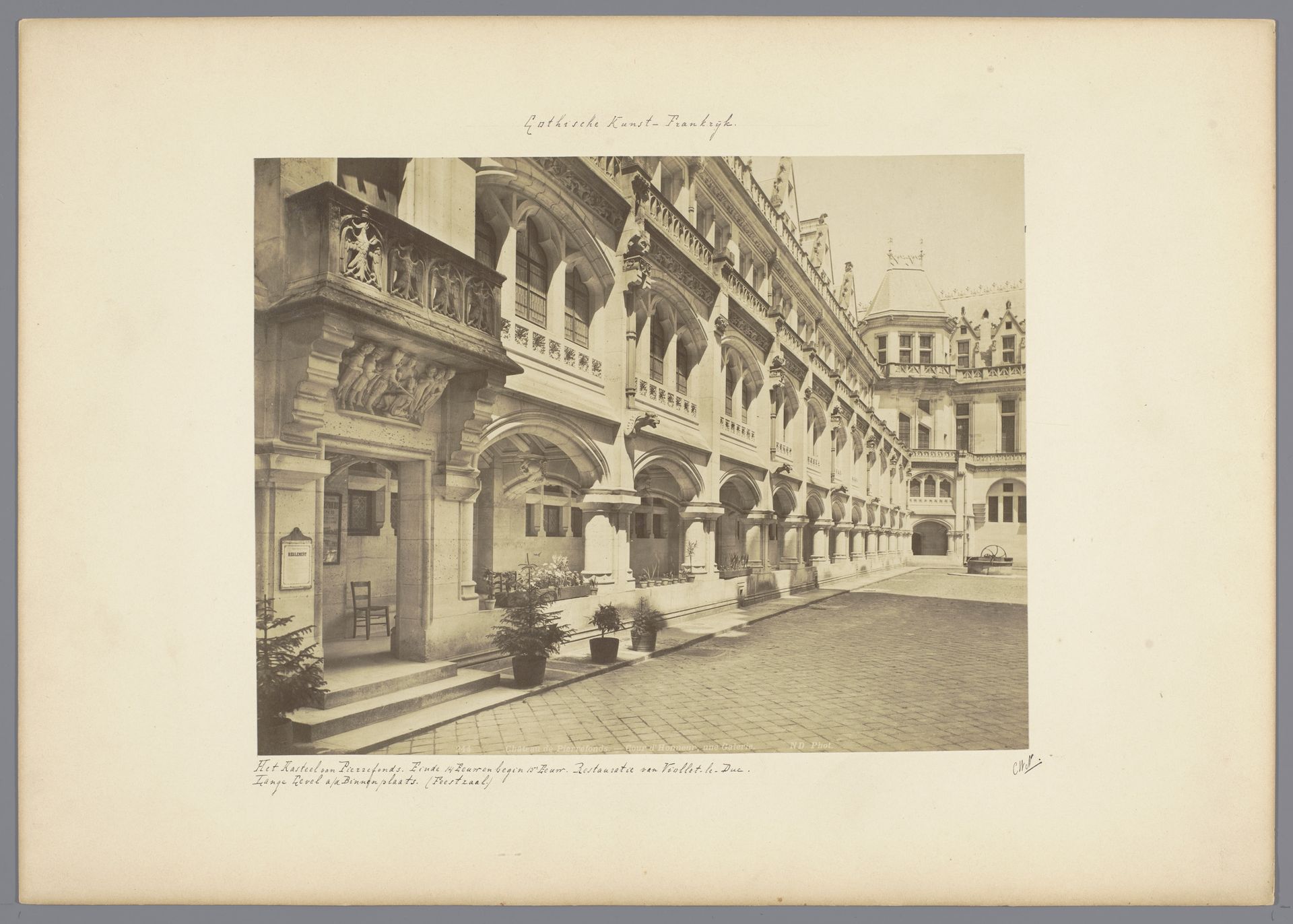 Binnenplaats van het Kasteel van Pierrefonds by Étienne Neurdein