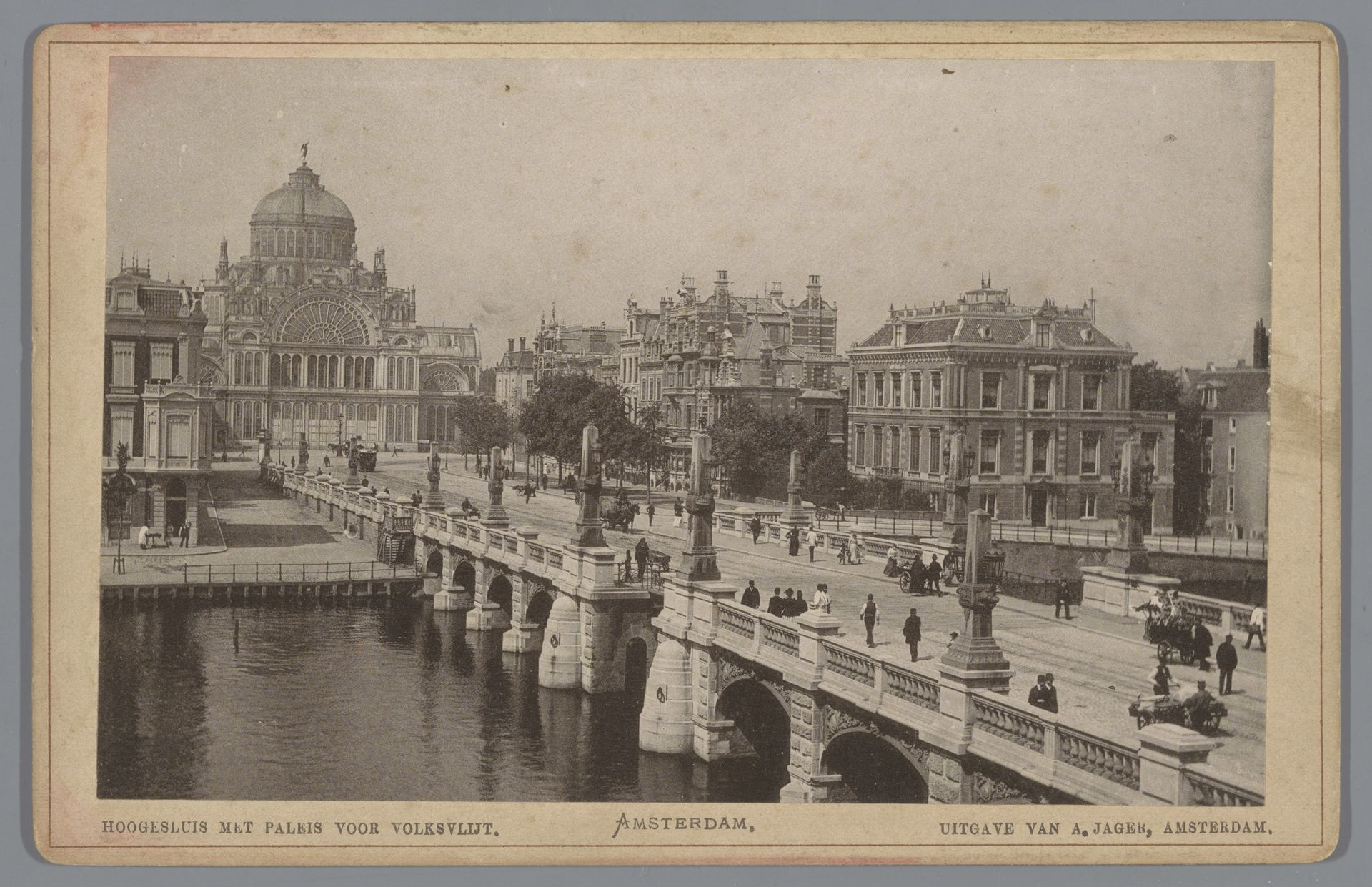 Gezicht op de Hogesluis in Amsterdam, met op de achtergrond het Paleis voor Volksvlijt by Anonymous
