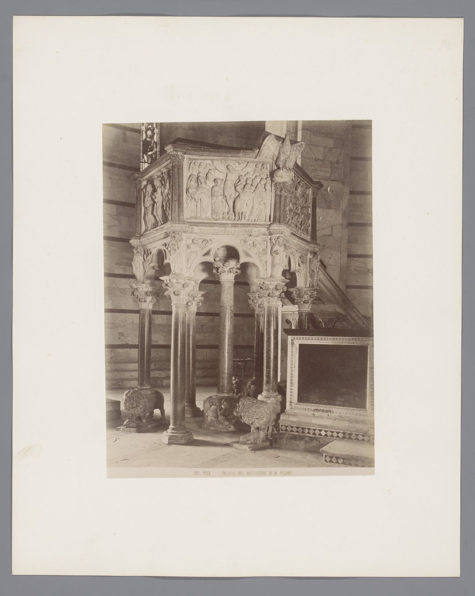 Preekstoel van Nicola Pisano in het Baptisterium te Pisa, Italië by Anonymous