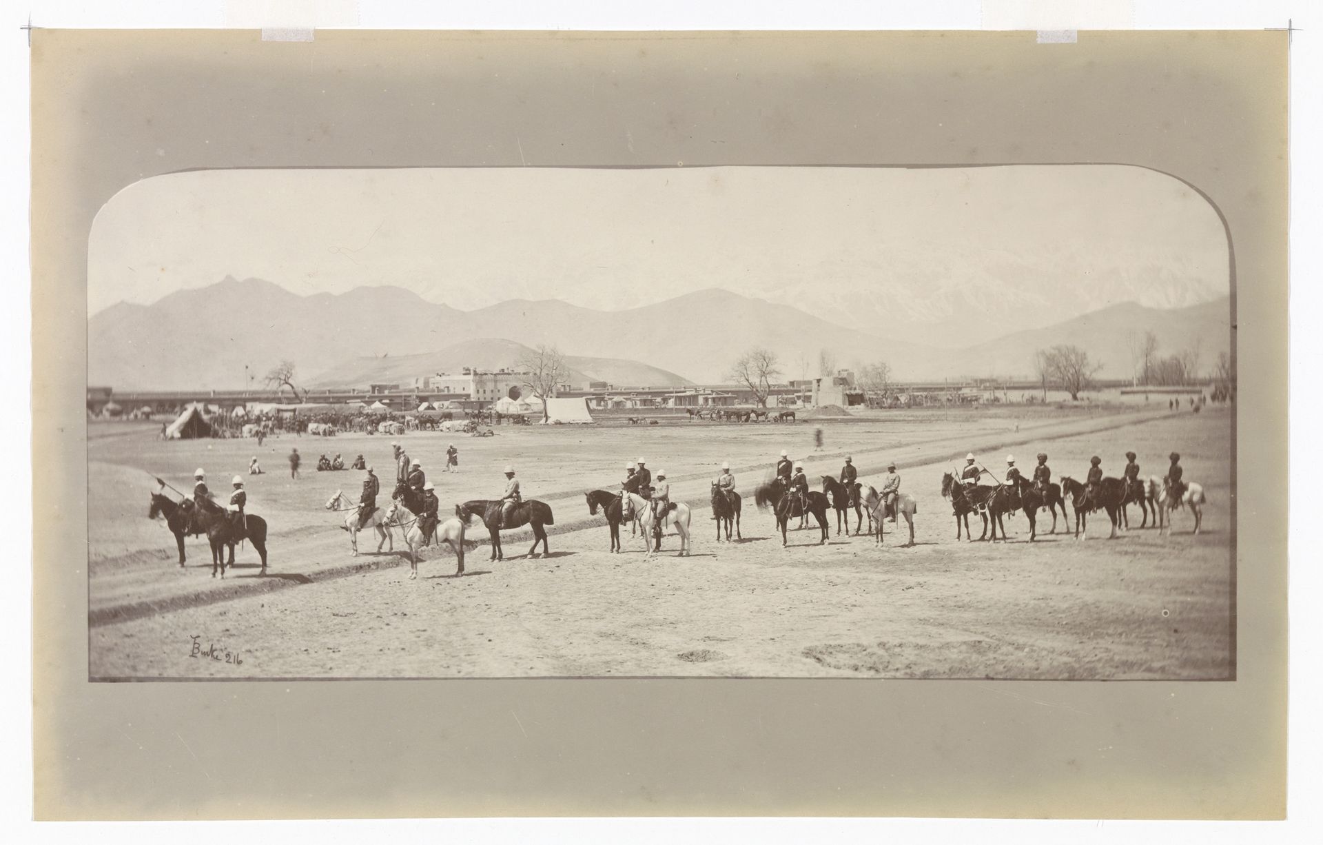 Britse legereenheid van veldmaarschalk Frederick Sleigh Roberts te paard nabij een militair kamp tijdens de Tweede Brits-Afghaanse Oorlog by John Burke