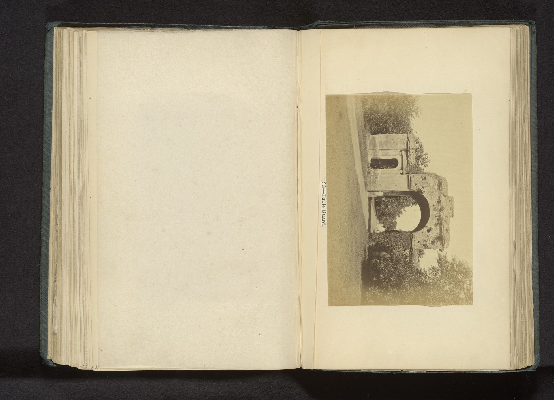 Gezicht op een poort naar Baillie Guard in Lucknow by Darogha Ubbas Alli