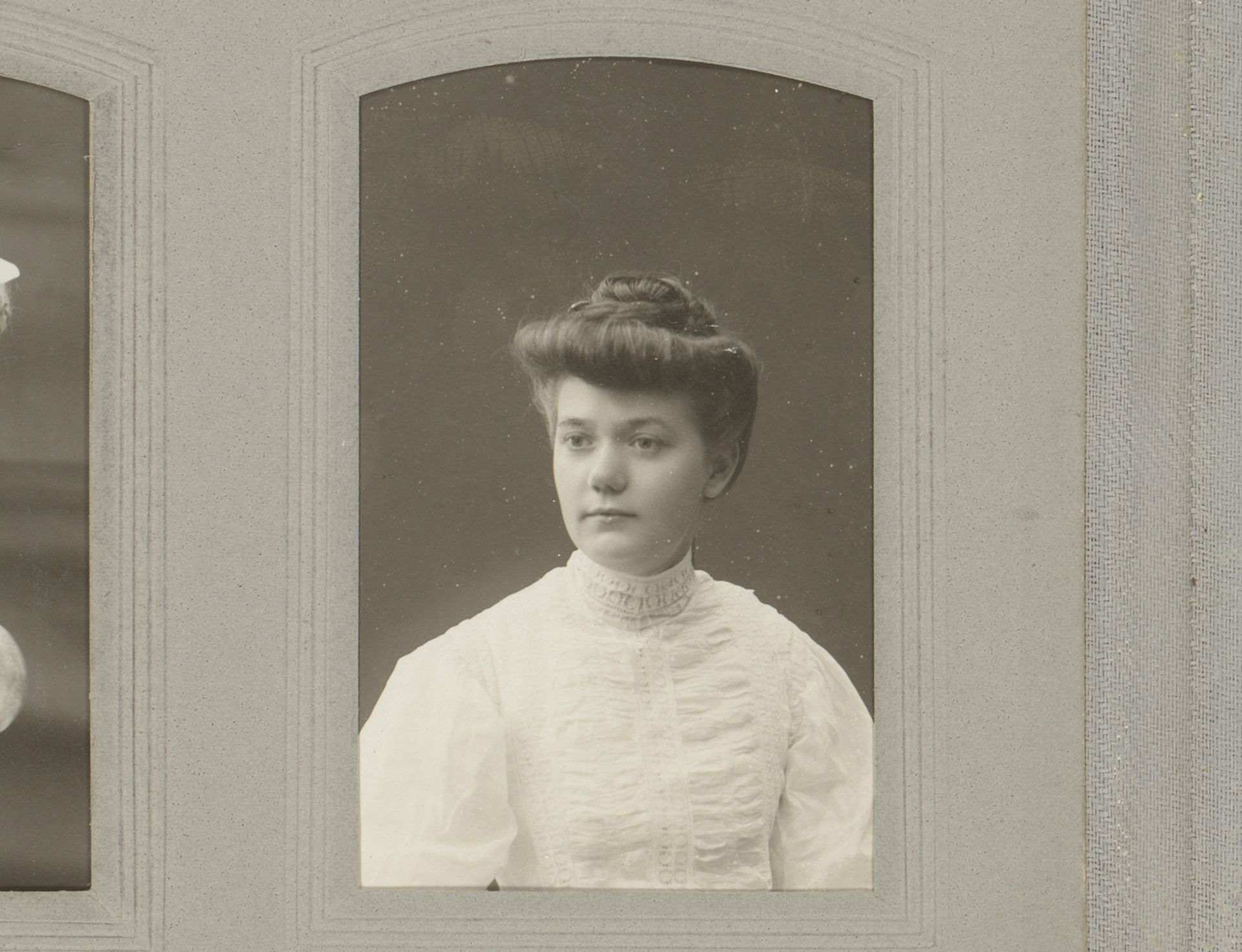 Portret van een jonge vrouw by Otto Borell