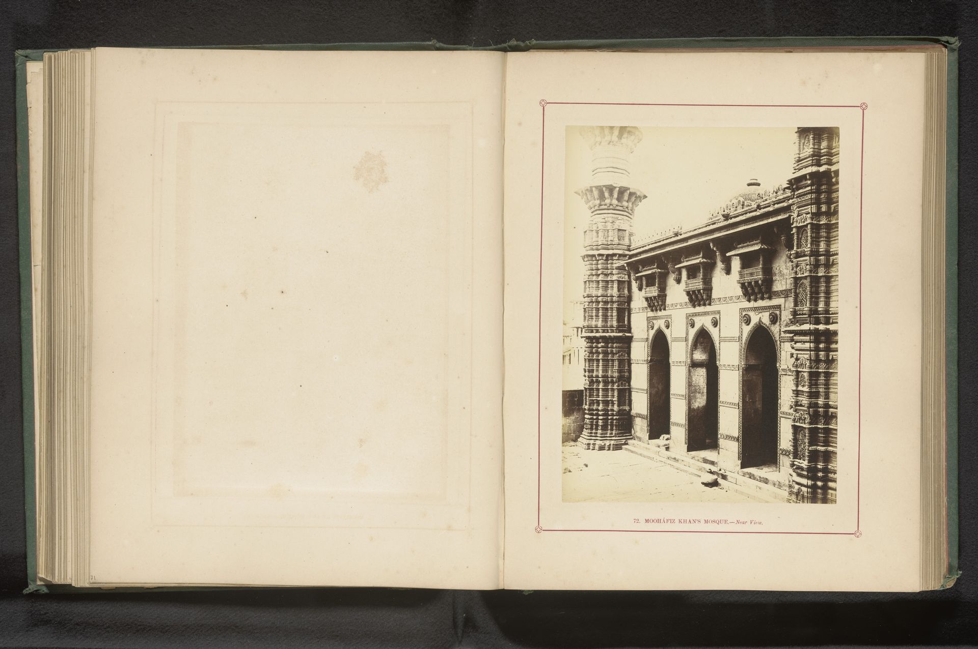 Gezicht op het portaal van de Muhafiz Khan-moskee in Ahmedabad by Thomas Biggs