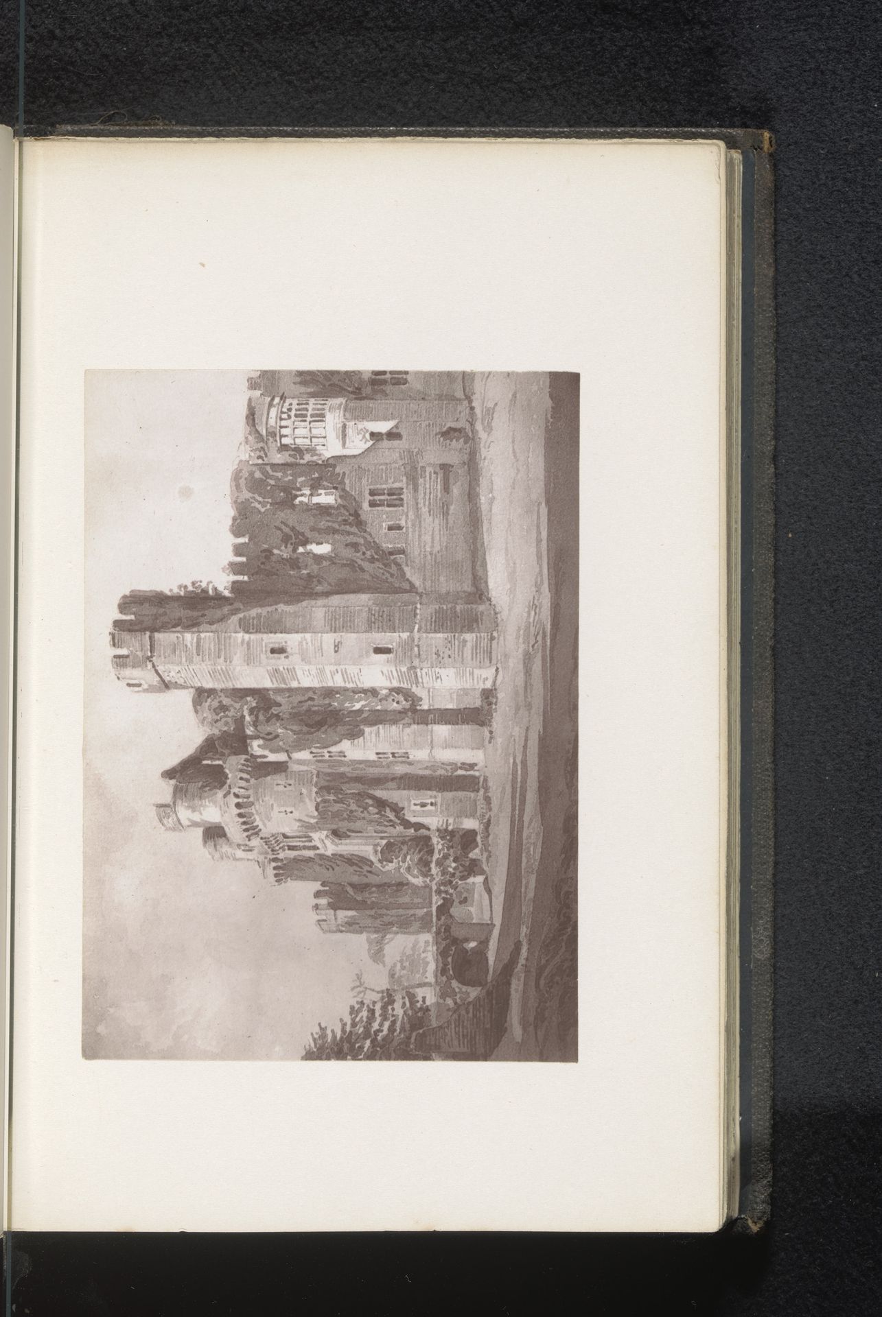 Fotoreproductie van een schildering, voorstellende een gezicht op Herstmonceux Castle by Anonymous